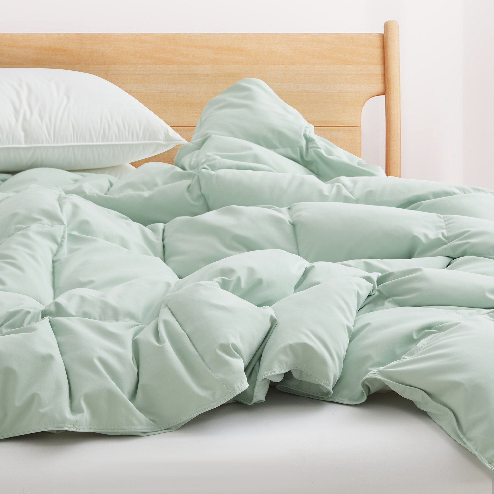 Refresh your bedroom with the calming elegance of our Green Goose Feather & Down Comforter. The soft green hue adds a soothing, nature-inspired touch to any sleep space, while the breathable cotton shell and premium feather and down fill provide lightweight warmth and comfort. Perfect for creating a serene and stylish retreat with a pop of subtle color.