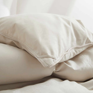 The feather goose down comforters are covered in the subtle touch of cream hues. Bring lavish comfort to your personal space with these feather goose down comforters.