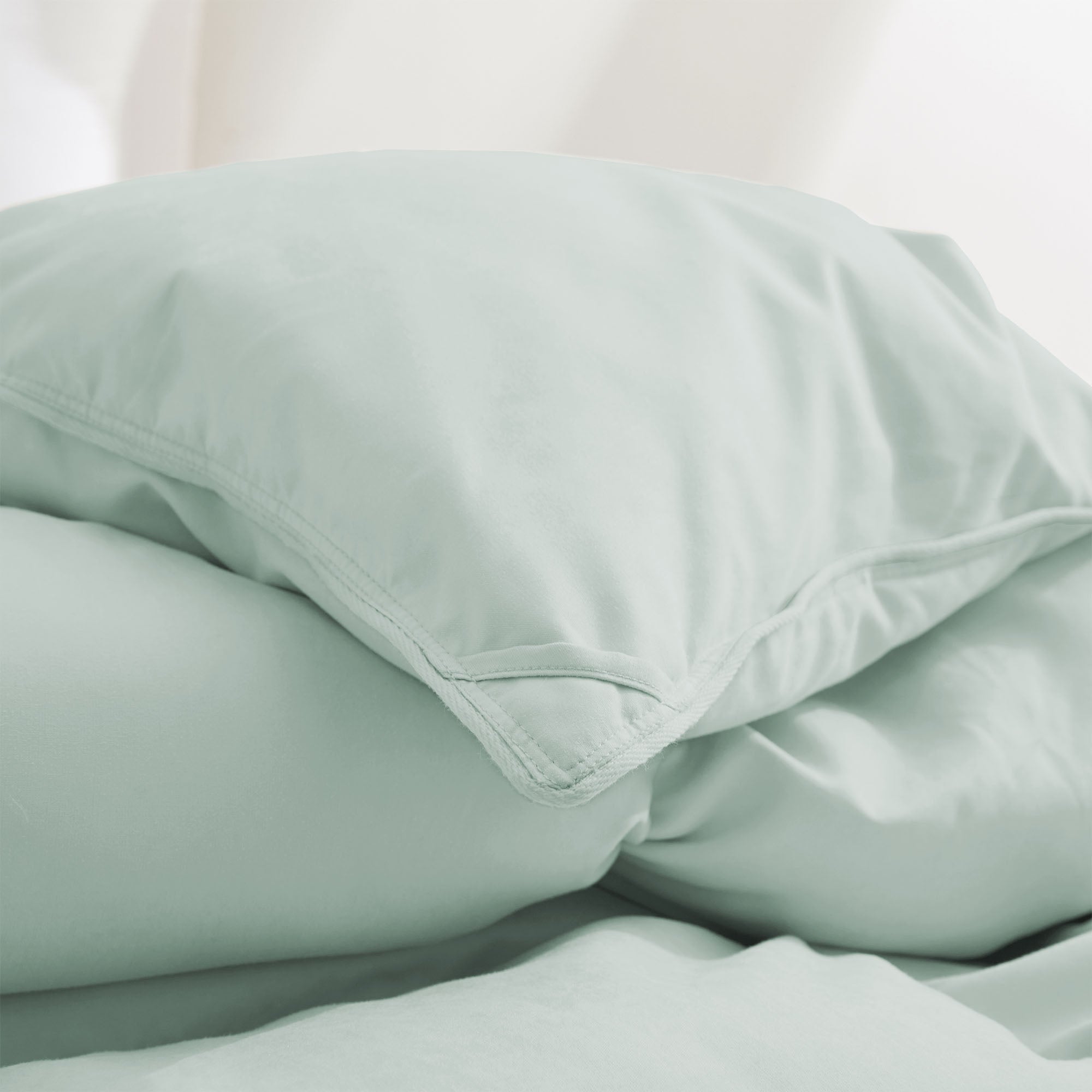 Refresh your bedroom with the calming elegance of our Green Goose Feather & Down Comforter. The soft green hue adds a soothing, nature-inspired touch to any sleep space, while the breathable cotton shell and premium feather and down fill provide lightweight warmth and comfort. Perfect for creating a serene and stylish retreat with a pop of subtle color.