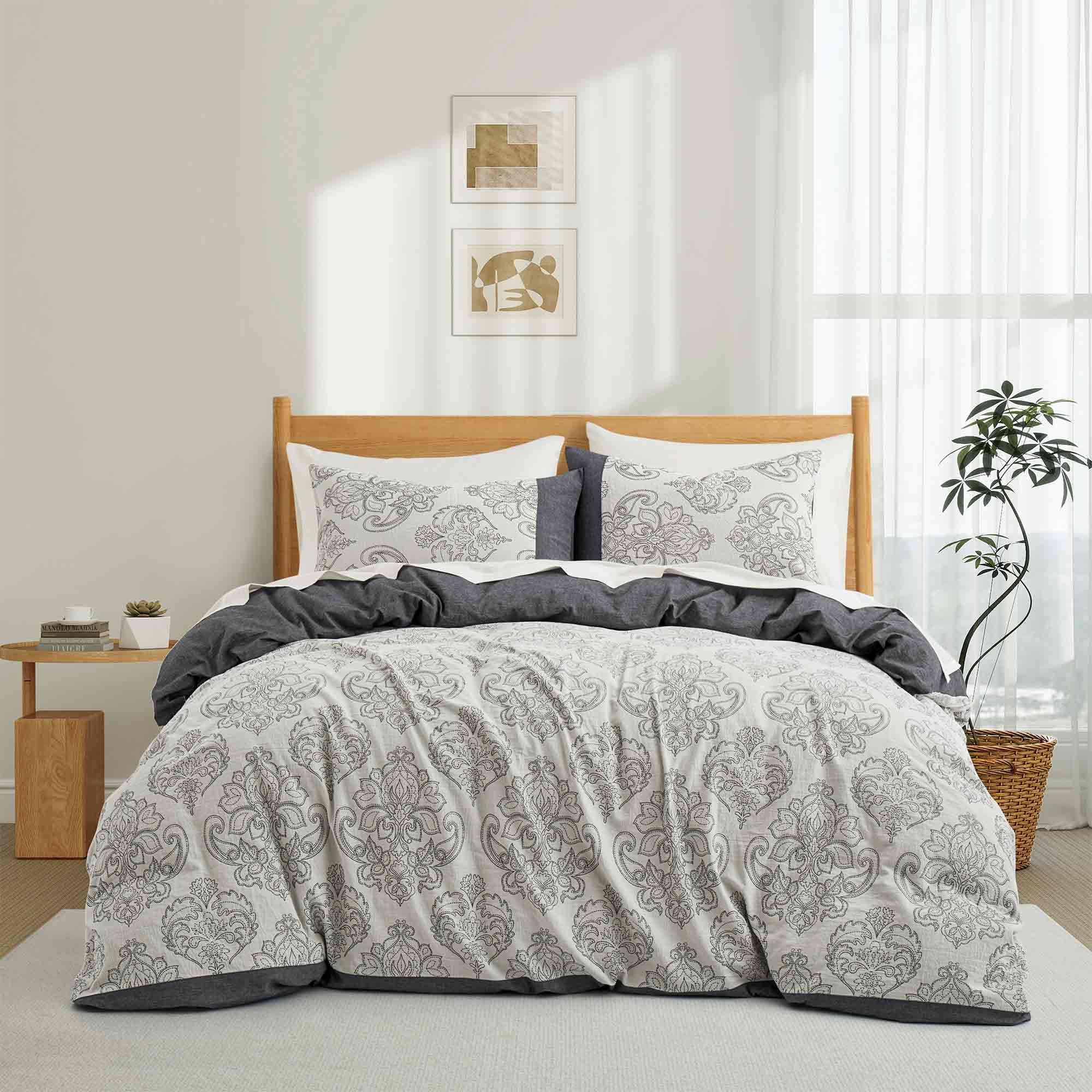 Enchanting strokes of a damask pattern in dark grey shade envelop the beautiful duvet cover set. Bring home the allure of modernism with this duvet set in Dark Grey.
