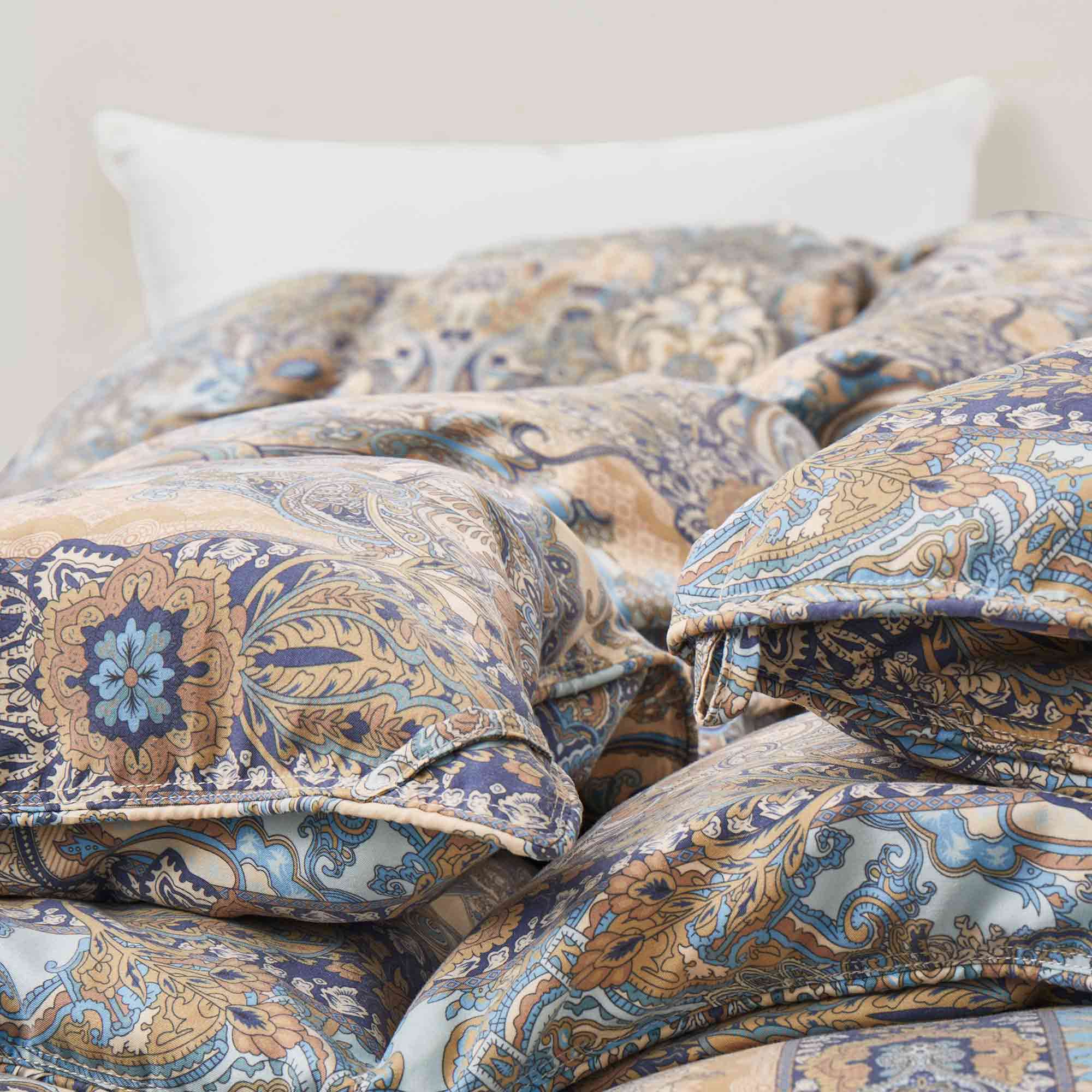 The Paisley pattern, inspired by the Tree of Life, symbolizes good luck and prosperity, while also bringing a subtle elegance to your bedroom.