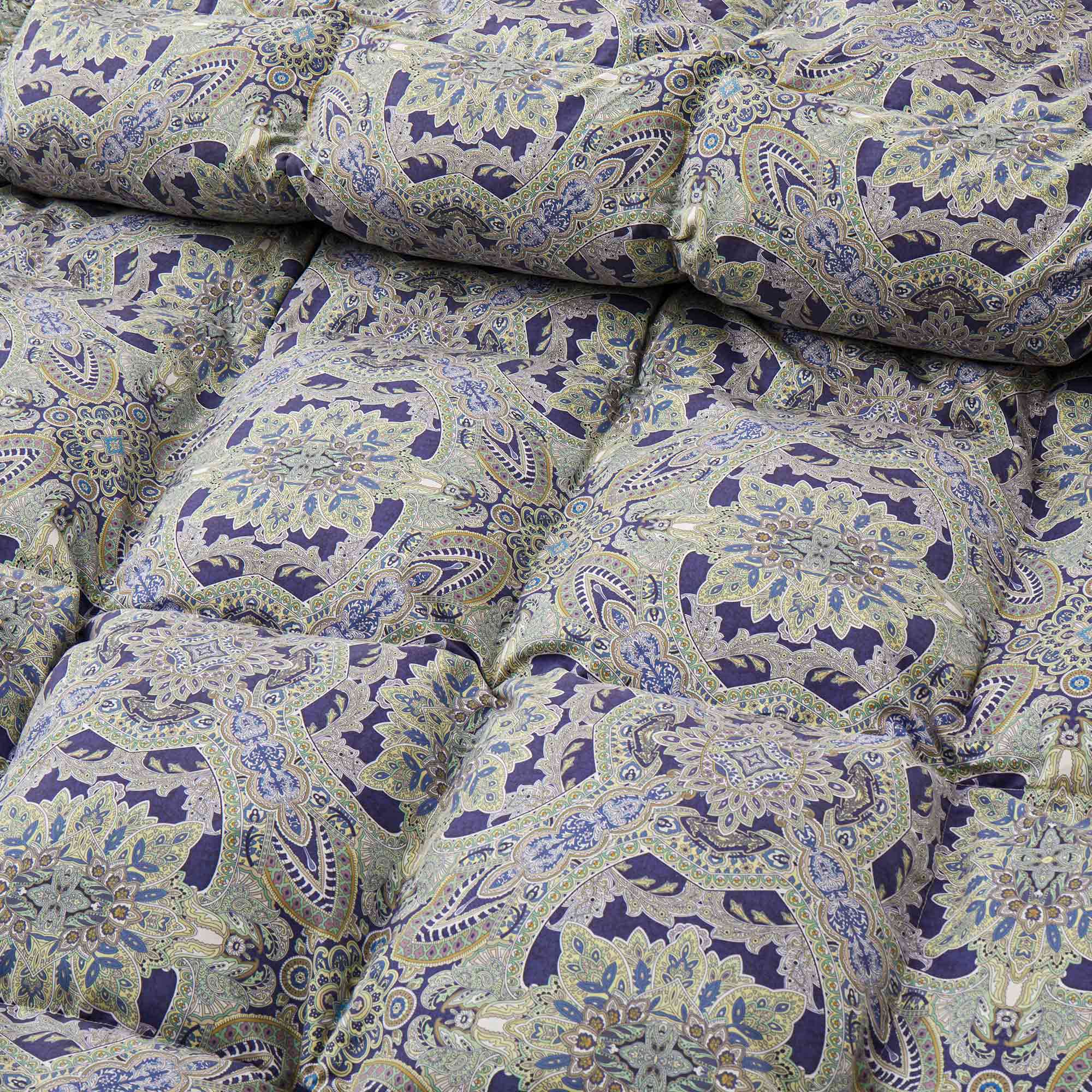 The Paisley pattern, inspired by the Tree of Life, symbolizes good luck and prosperity, while also bringing a subtle elegance to your bedroom.