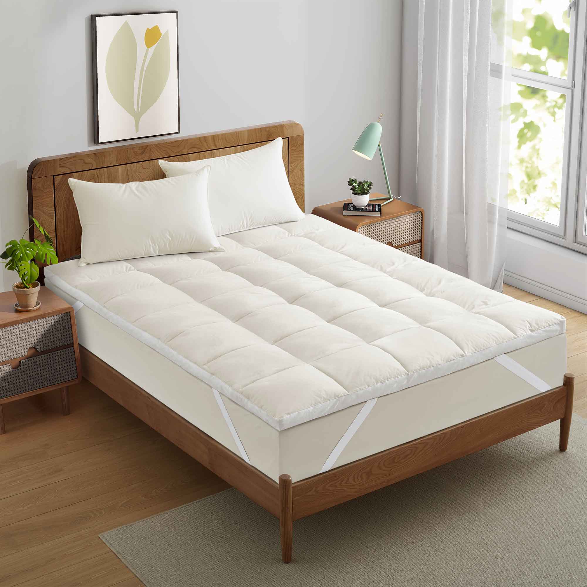The plush surface of this comfortable mattress topper with goose feathers is colored in pearly hues of off-white. Adding these types of topper with baffle box design to your bedroom is an excellent choice for a healthy sleep environment.