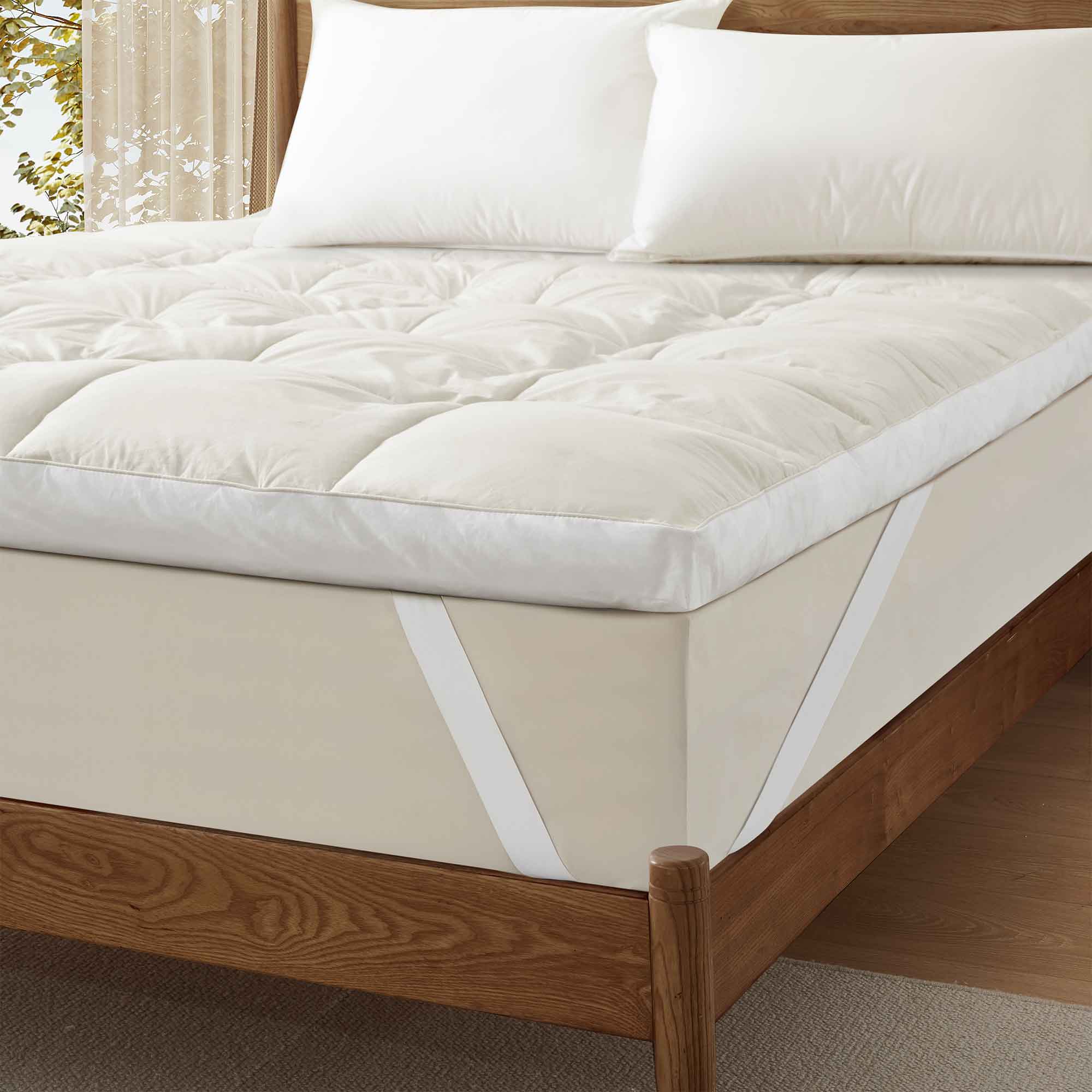 The plush surface of this comfortable mattress topper with goose feathers is colored in pearly hues of off-white. Adding these types of topper with baffle box design to your bedroom is an excellent choice for a healthy sleep environment.