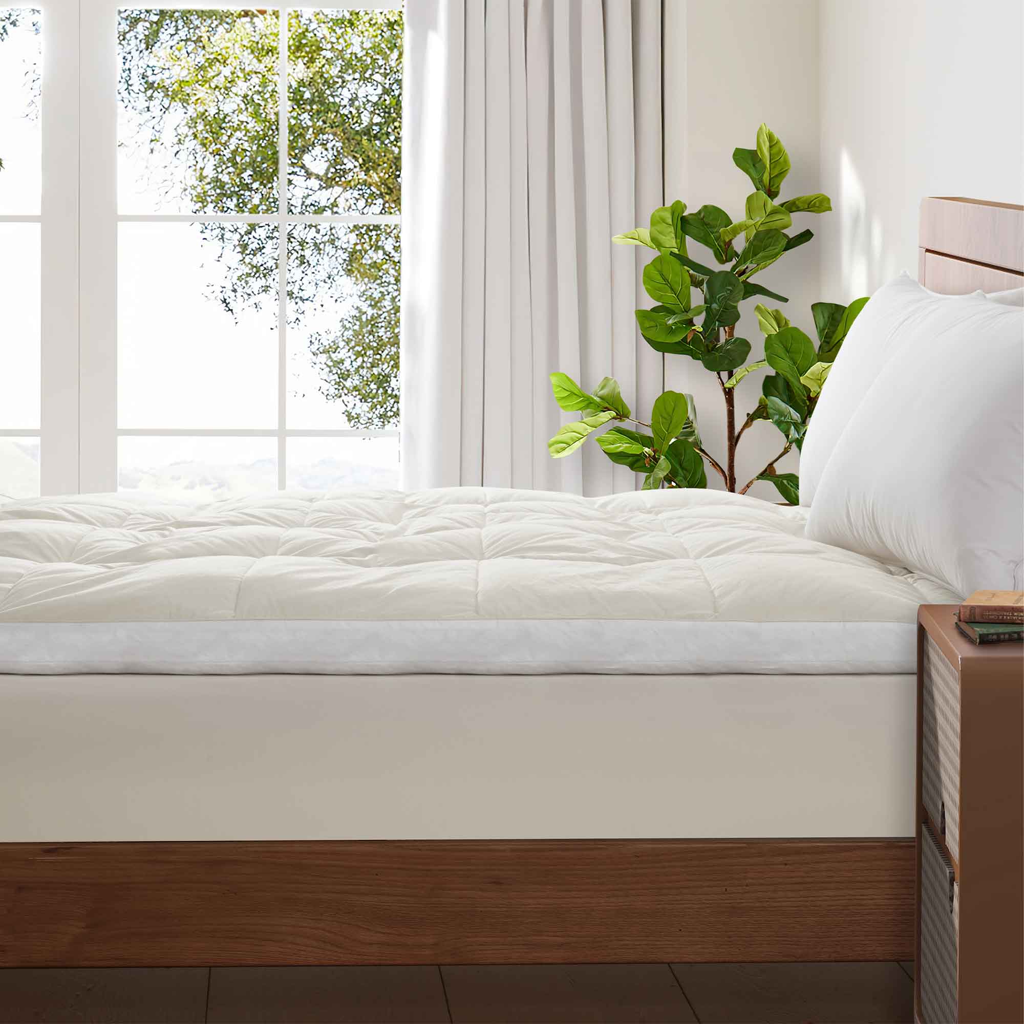The plush surface of this comfortable mattress topper with goose feathers is colored in pearly hues of off-white. Adding these types of topper with baffle box design to your bedroom is an excellent choice for a healthy sleep environment.