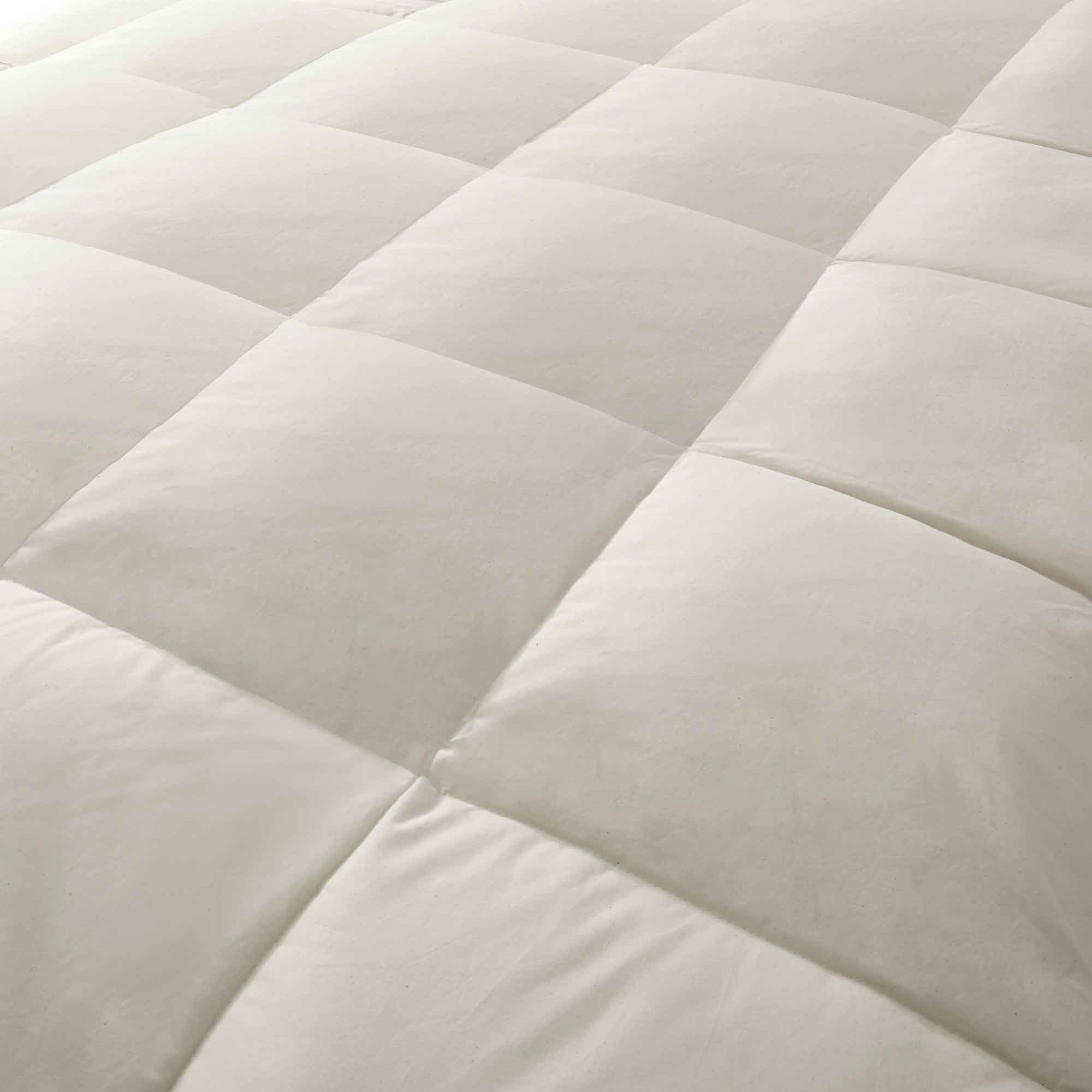 The plush surface of this comfortable mattress topper with goose feathers is colored in pearly hues of off-white. Adding these types of topper with baffle box design to your bedroom is an excellent choice for a healthy sleep environment.