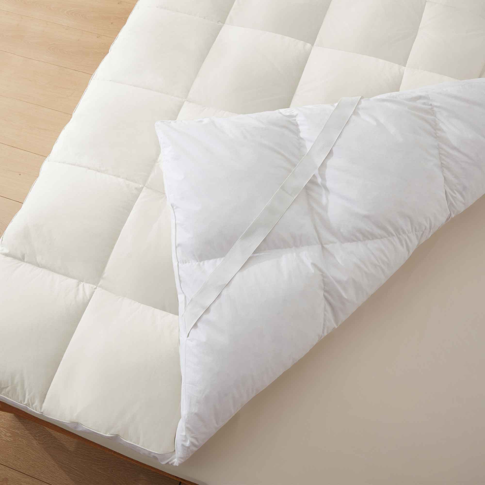 The plush surface of this comfortable mattress topper with goose feathers is colored in pearly hues of off-white. Adding these types of topper with baffle box design to your bedroom is an excellent choice for a healthy sleep environment.