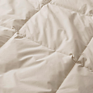 The down feather comforter is covered in solid colors of soft beige or hues of off-white that give it a crisp appearance. Bring natural light to your bedding space and turn it into a cozy spot, while you enjoy the natural feeling of cottony softness with this off white feather comforter.