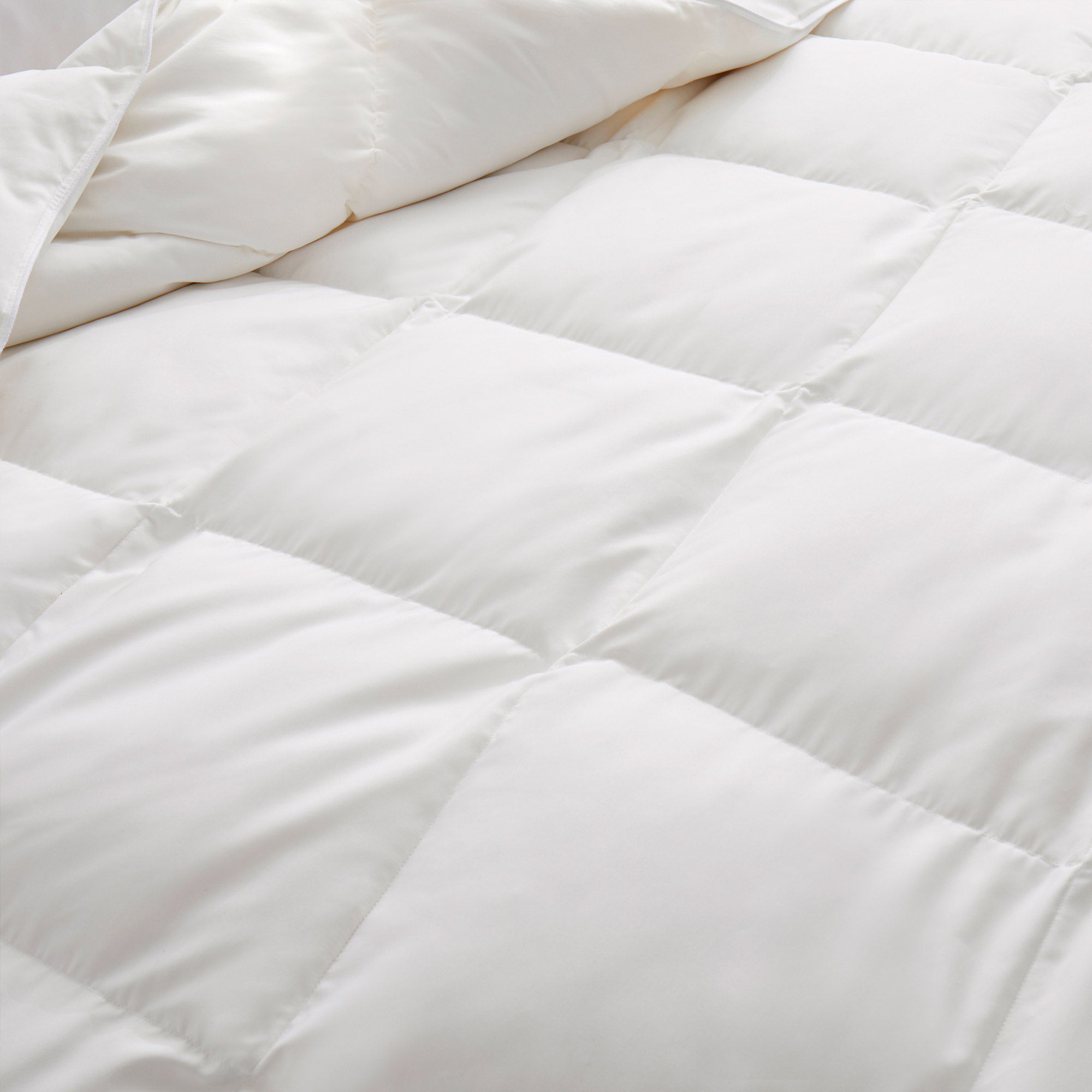 The down feather comforter is covered in solid colors of white. Add an air of elegance and bring perfect levels of warmth to your bedding decor, turning it into a cozy spot with this white color down comforter.