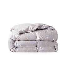 The luxury down comforter is enveloped in beige and light gold undertones, filled with large flower prints, making it a great addition to your sleeping space.