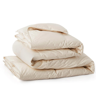 The down feather comforter is covered in solid colors of soft beige or hues of off-white that give it a crisp appearance. Bring natural light to your bedding space and turn it into a cozy spot, while you enjoy the natural feeling of cottony softness with this off white feather comforter.