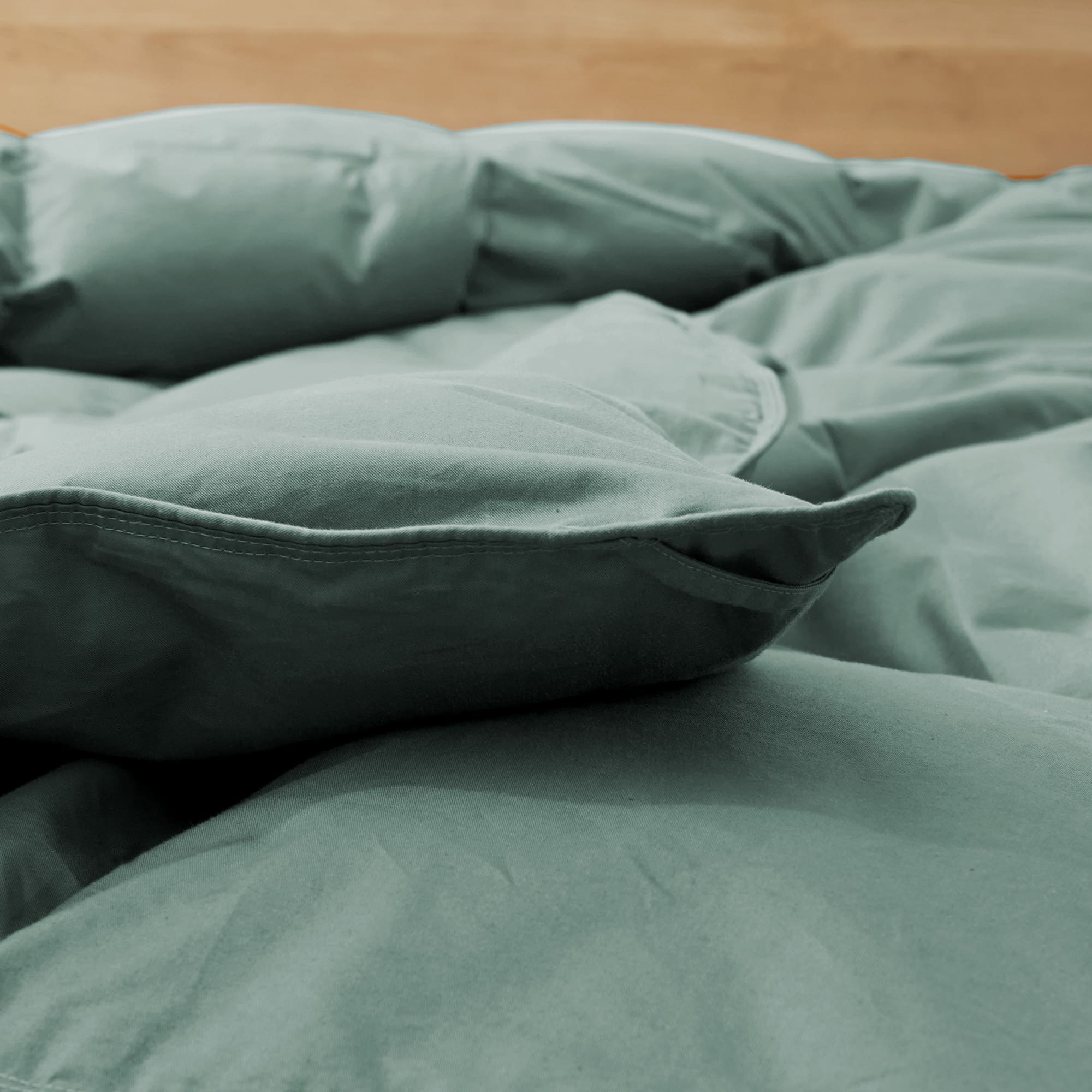 Embrace a luxurious, comfortable sleep every night with the Puredown All Season Organic Cotton Down Feather Fiber Comforter. The duvet insert can be attached to your duvet cover with ease, thanks to the four corner loops. Double-needle stitching coupled with elegant piping that lines the feather and down comforter ensures a sturdy seam, reducing duvet filling loss and lending the all-season feather comforter a tailored appearance.