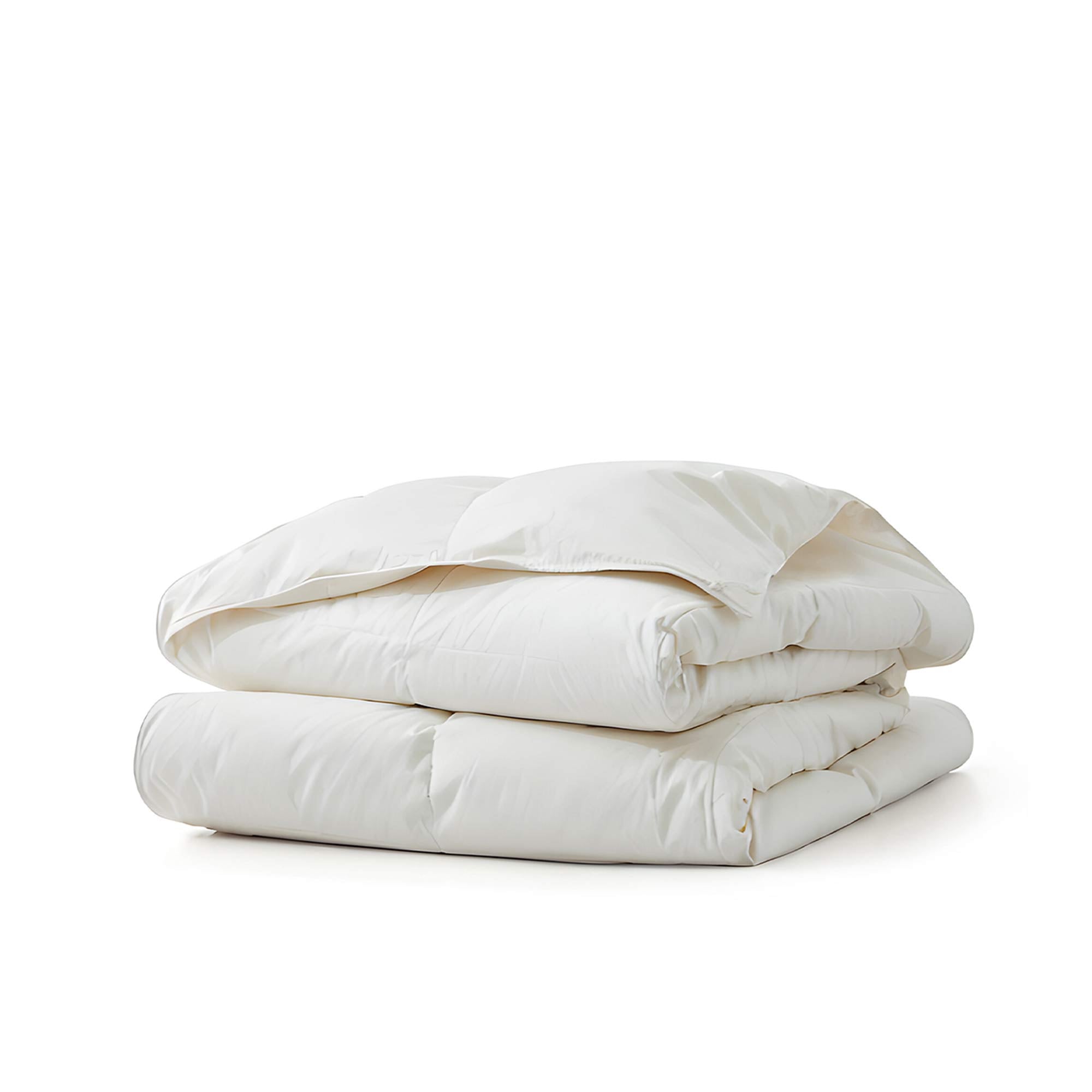 Classic and elegant, the White organic cotton comforter offers a crisp, clean look that suits any bedroom style. Lightweight and breathable, it's ideal for hot sleepers or as a versatile layering piece year-round.
