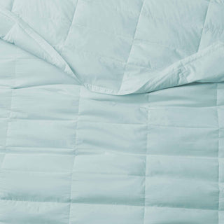 The Puredown Tencel Lyocell comforter comes in the soothing tones of Powder Blue. Welcome the tranquility of the skies to your space with this Tencel Lyocell duvet comforter insert.