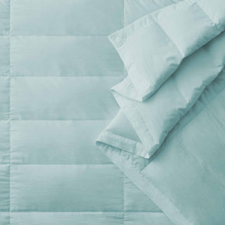 The Puredown Tencel Lyocell comforter comes in the soothing tones of Powder Blue. Welcome the tranquility of the skies to your space with this Tencel Lyocell duvet comforter insert.