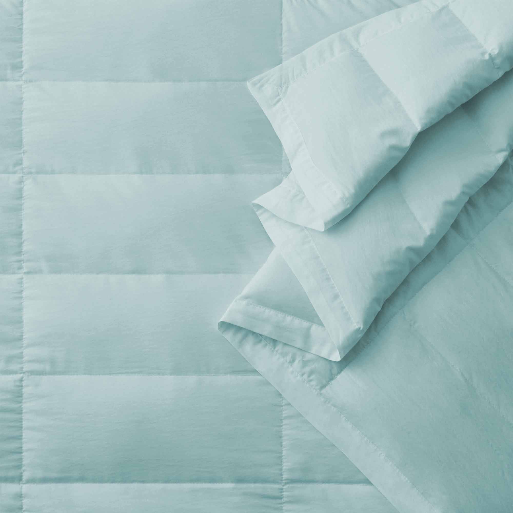 The Puredown Tencel Lyocell comforter comes in the soothing tones of Powder Blue. Welcome the tranquility of the skies to your space with this Tencel Lyocell duvet comforter insert.