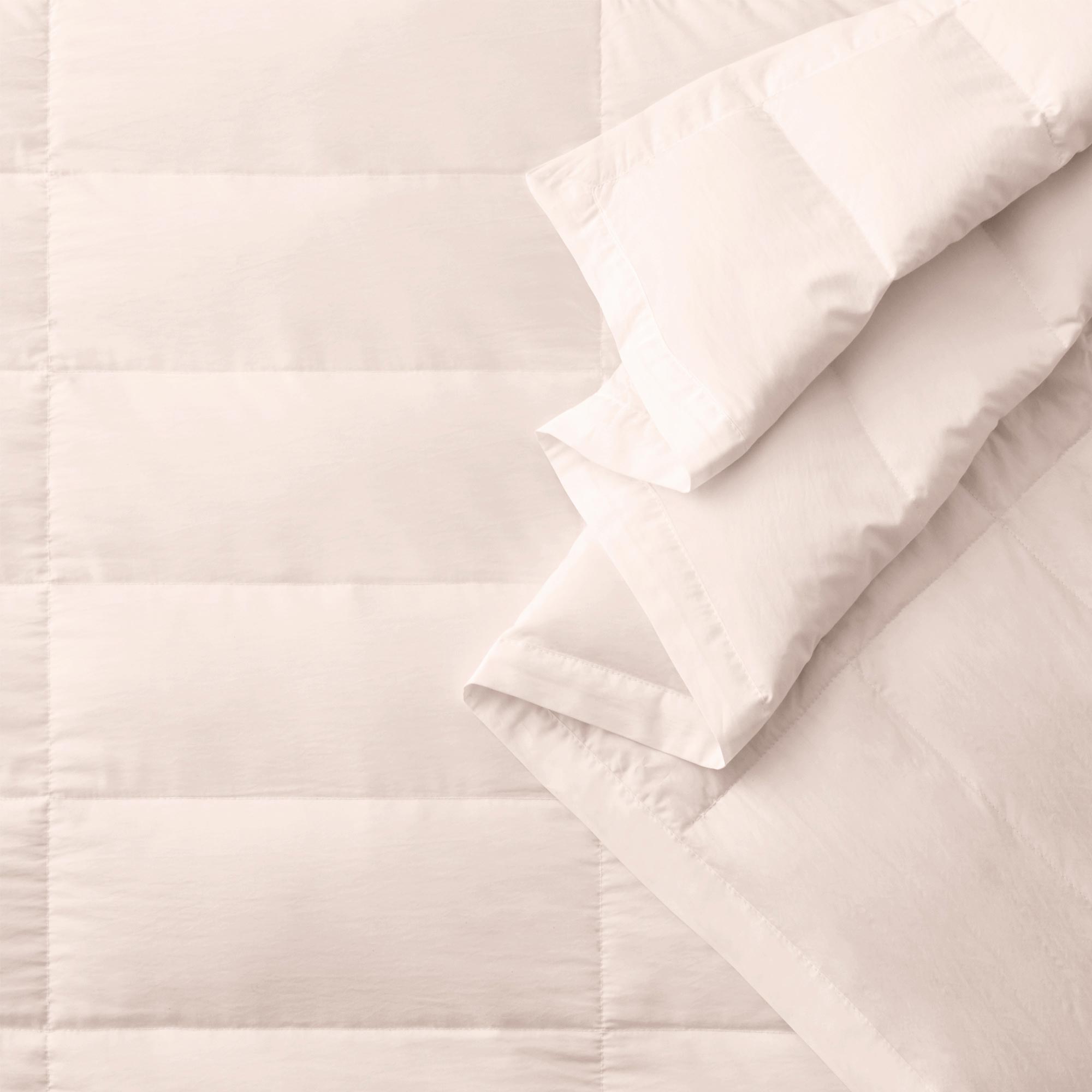 The down blanket is brushed in soft tones of pink. Add a touch of subtle beauty to your room with this cooling tencel lyocell blanket.