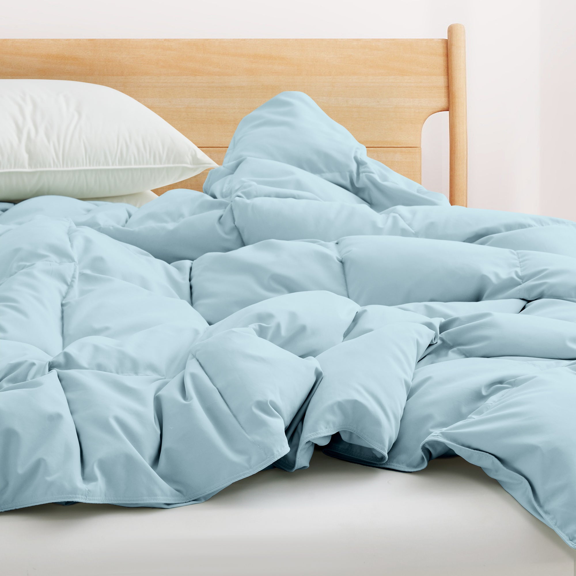 The down comforter with feathers is enveloped in the pristine shades of Sky Blue. Enjoy a cloud-like experience for a cozy sleep with this superior quality down feather comforter with duvet ties.