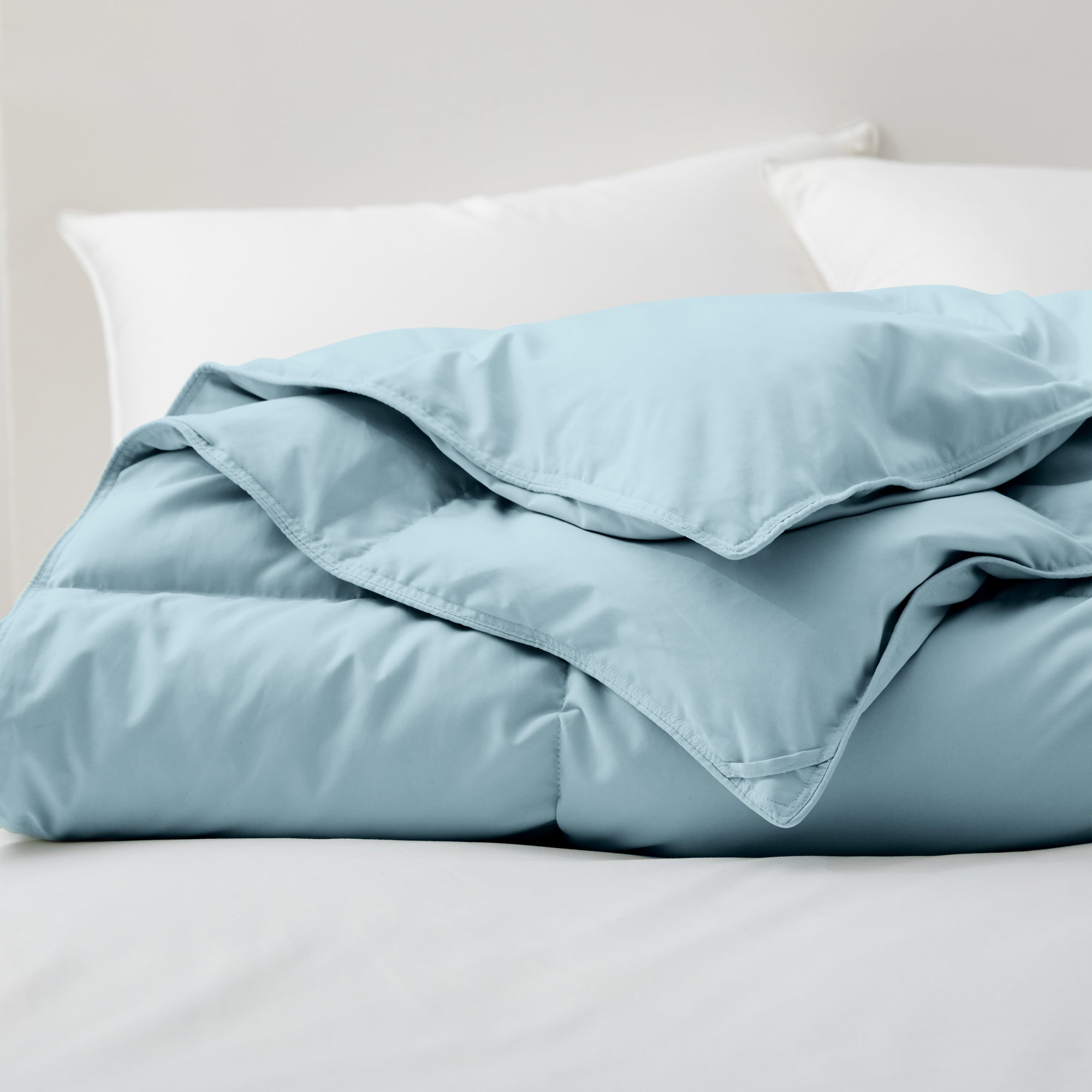 The down comforter with feathers is enveloped in the pristine shades of Sky Blue. Enjoy a cloud-like experience for a cozy sleep with this superior quality down feather comforter with duvet ties.
