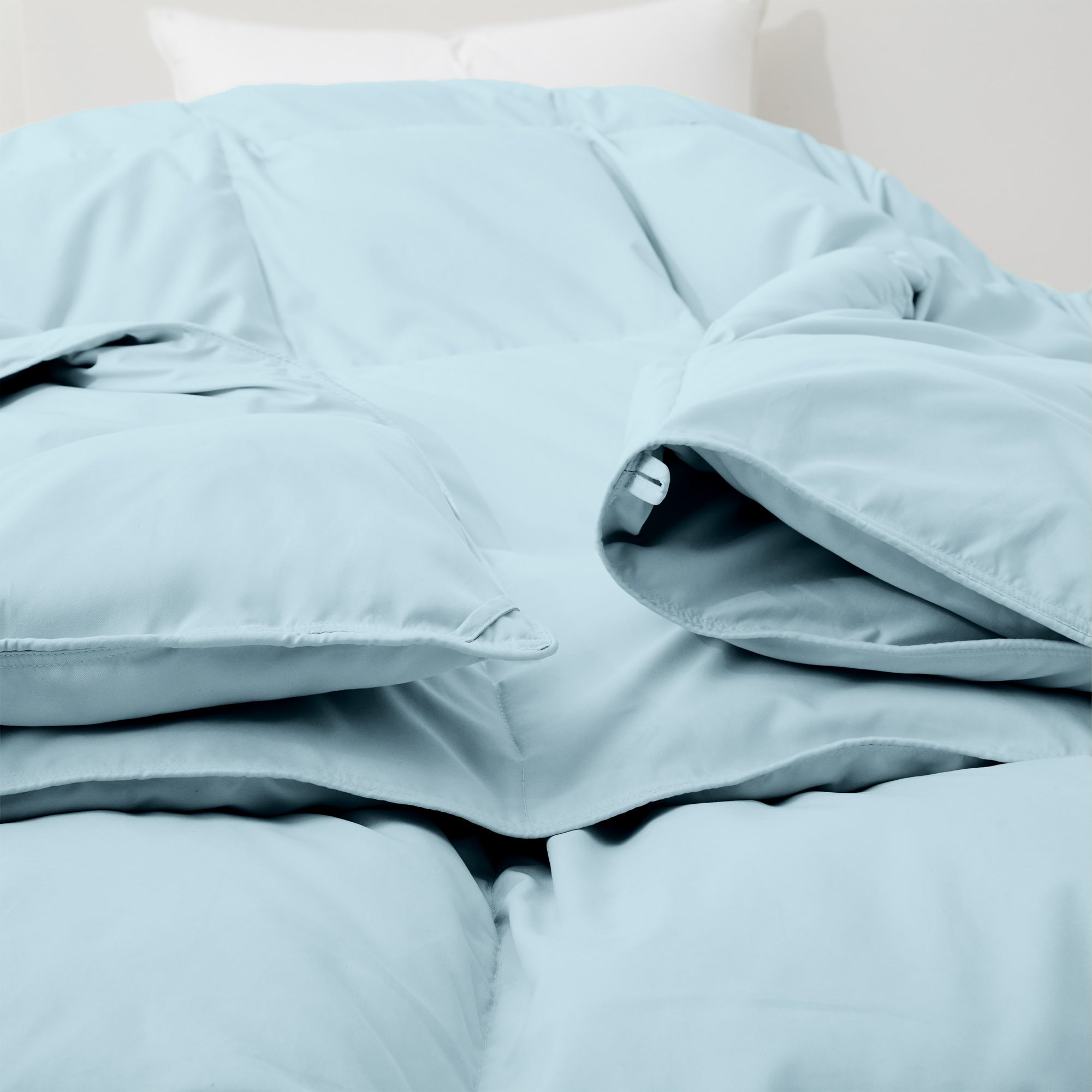 The down comforter with feathers is enveloped in the pristine shades of Sky Blue. Enjoy a cloud-like experience for a cozy sleep with this superior quality down feather comforter with duvet ties.