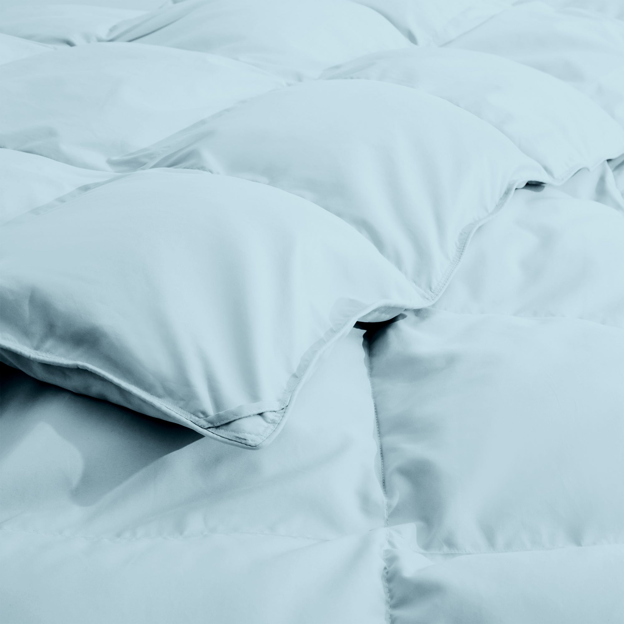 The down comforter with feathers is enveloped in the pristine shades of Sky Blue. Enjoy a cloud-like experience for a cozy sleep with this superior quality down feather comforter with duvet ties.