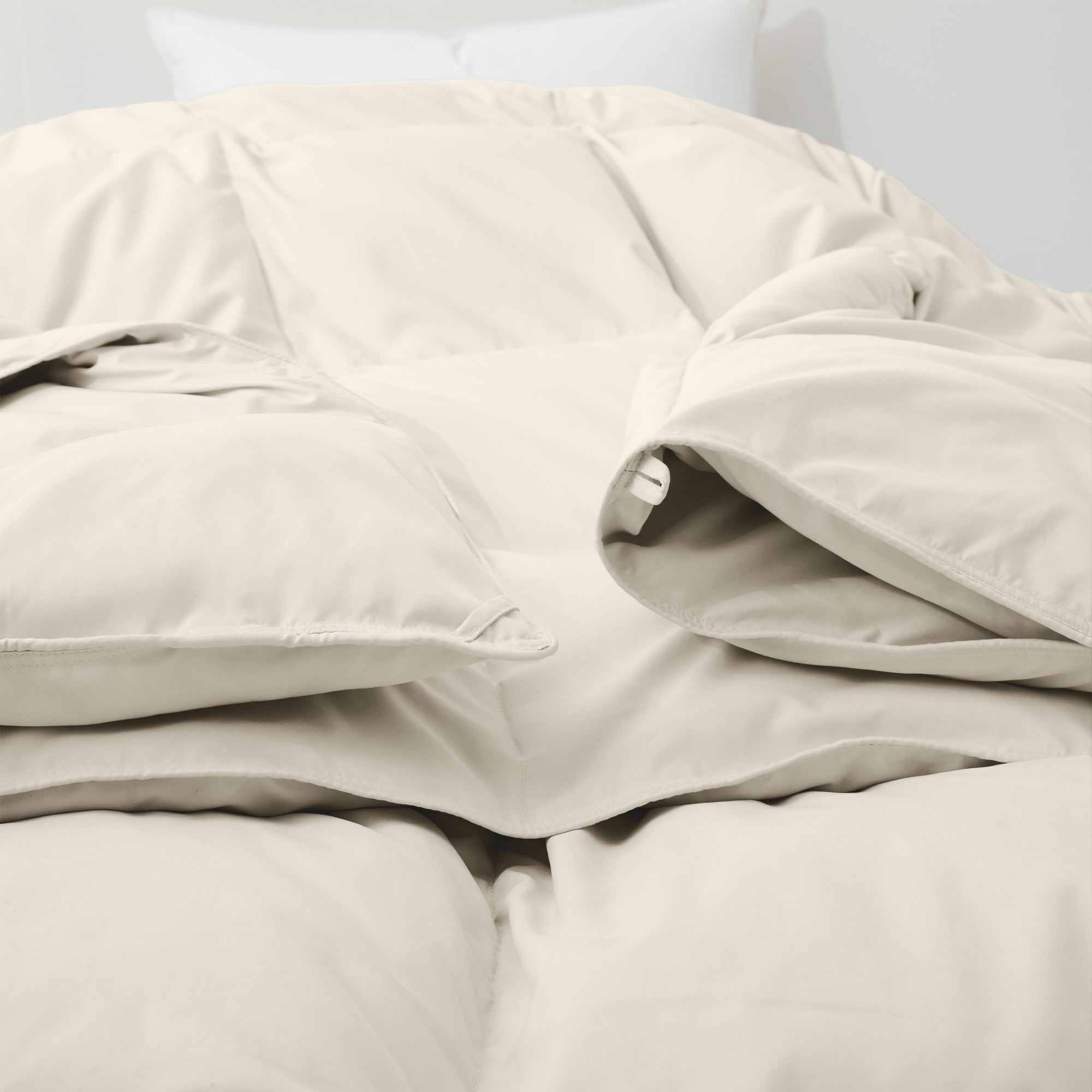The feather goose down comforters are covered in the subtle touch of cream hues. Bring lavish comfort to your personal space with these feather goose down comforters.