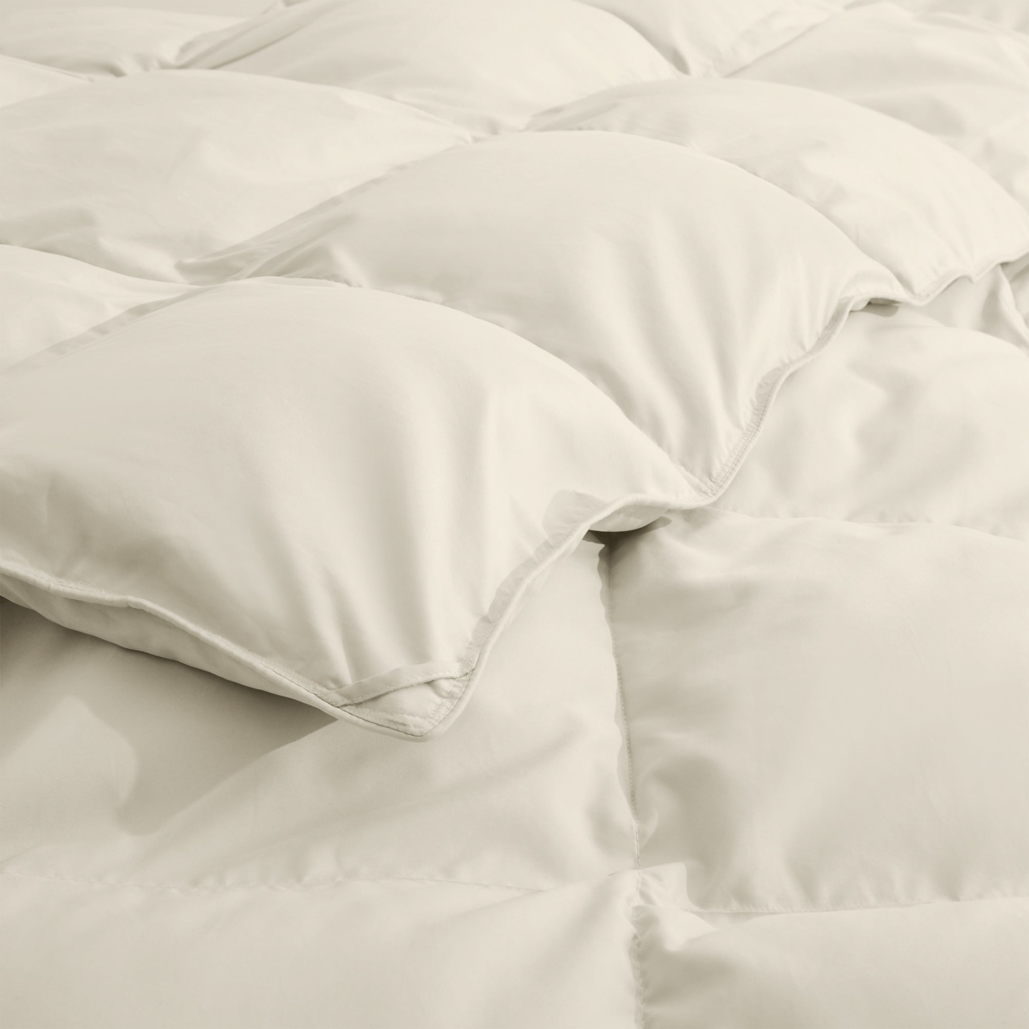 The feather goose down comforters are covered in the subtle touch of cream hues. Bring lavish comfort to your personal space with these feather goose down comforters.