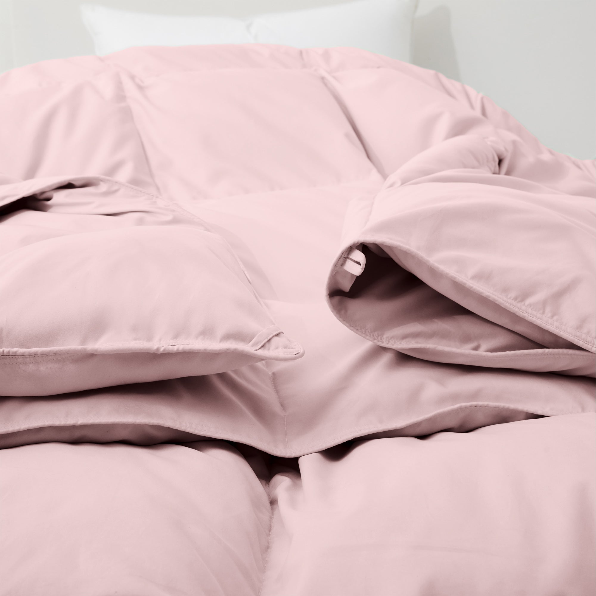The feather goose down comforter is available in the feminine tones of Pink. Enjoy balanced year-round warmth with this feather goose down comforter.