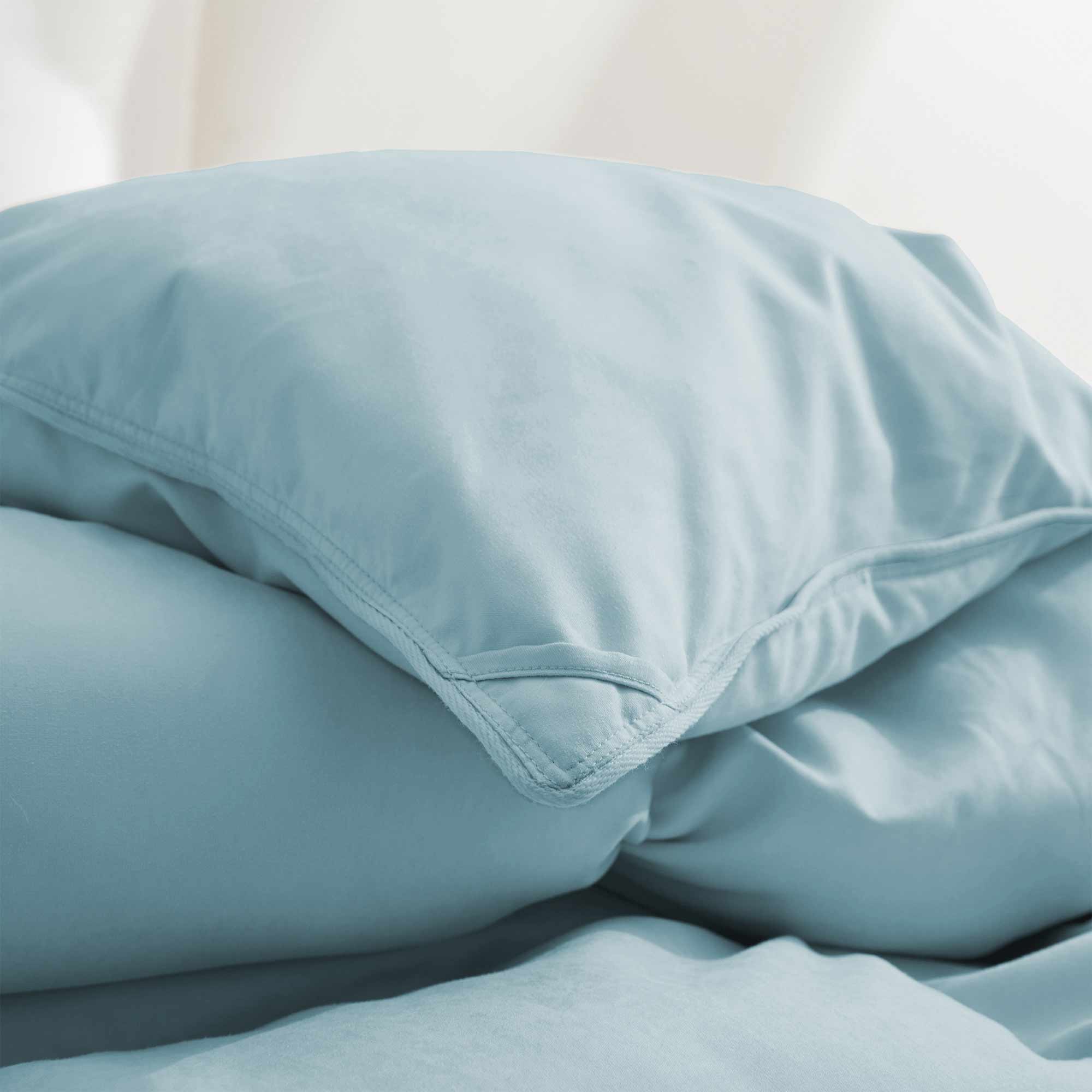 The down comforter with feathers is enveloped in the pristine shades of Sky Blue. Enjoy a cloud-like experience for a cozy sleep with this superior quality down feather comforter with duvet ties.