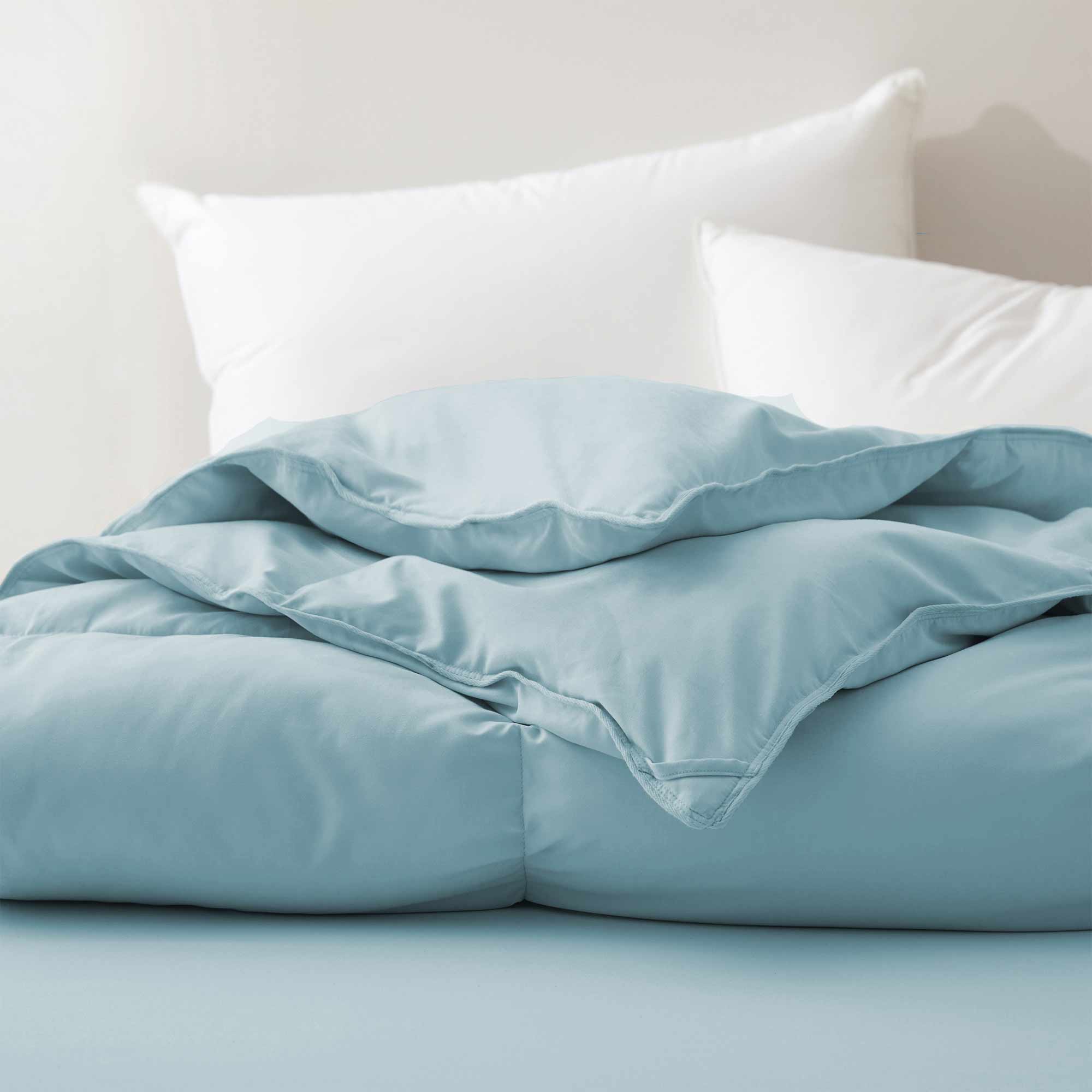 The down comforter with feathers is enveloped in the pristine shades of Sky Blue. Enjoy a cloud-like experience for a cozy sleep with this superior quality down feather comforter with duvet ties.
