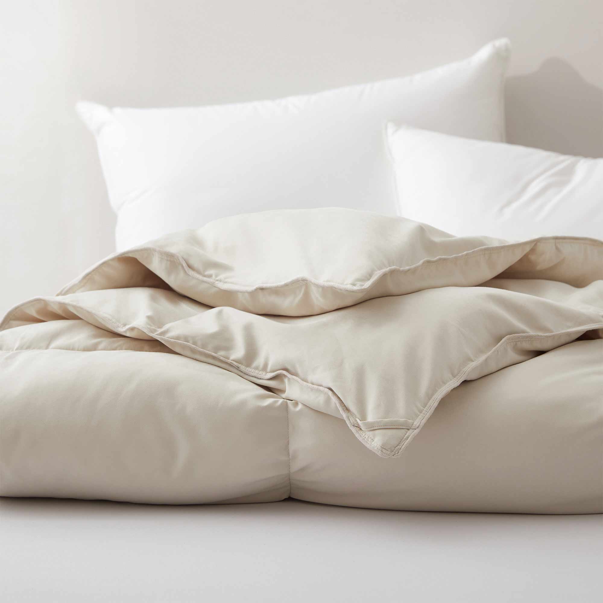 The feather goose down comforters are covered in the subtle touch of cream hues. Bring lavish comfort to your personal space with these feather goose down comforters.