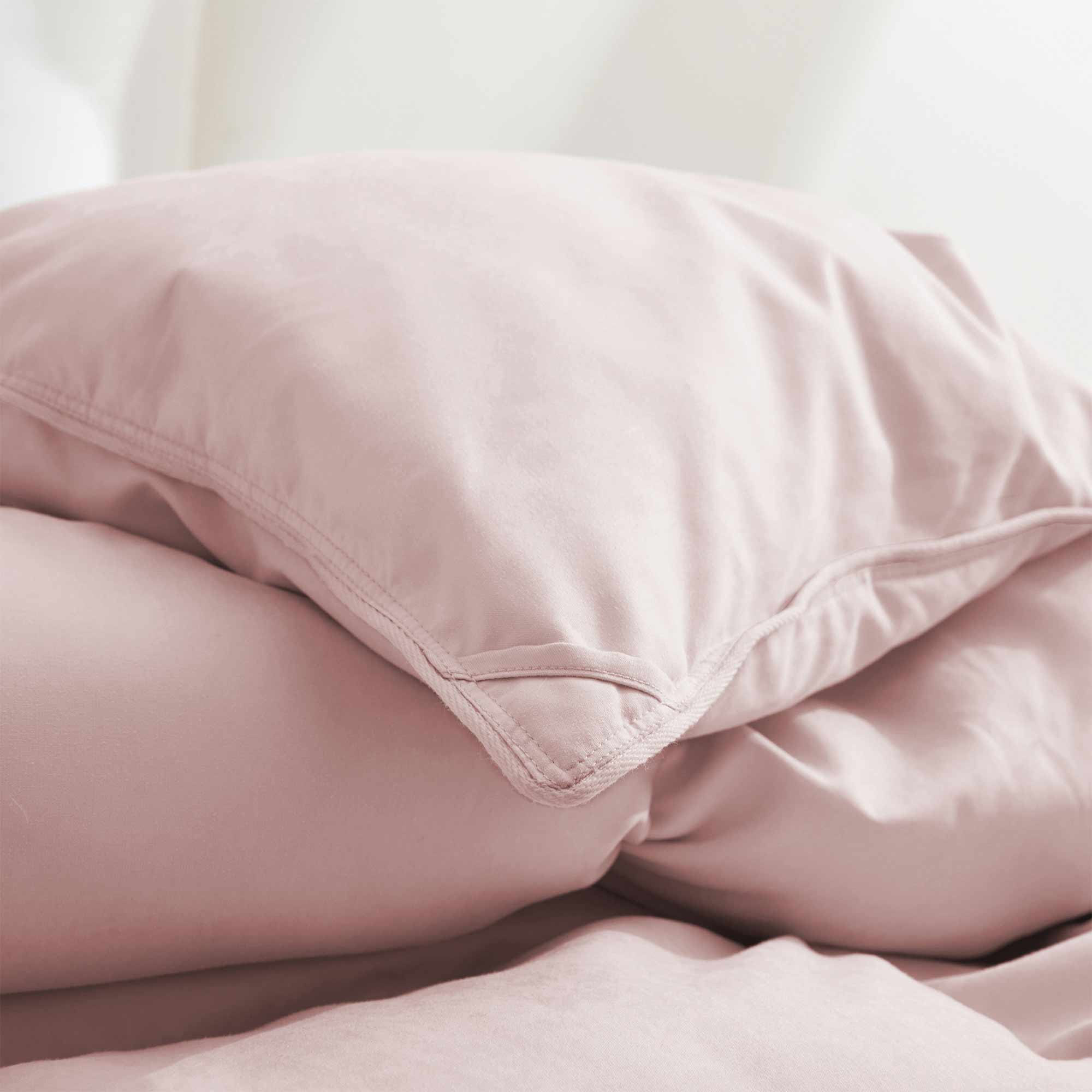 The feather goose down comforter is available in the feminine tones of Pink. Enjoy balanced year-round warmth with this feather goose down comforter.