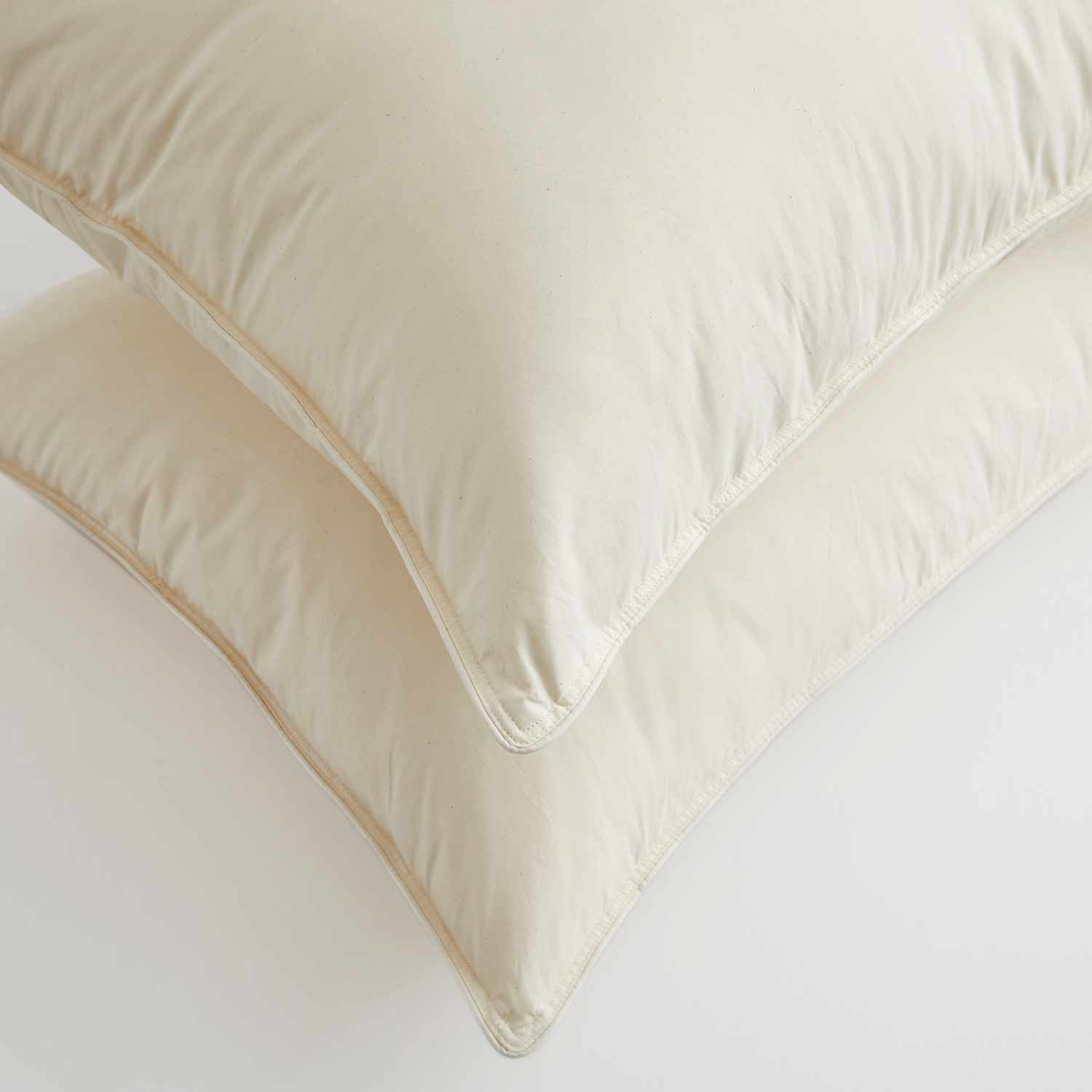 This medium-firm pillow offers classic flat support, catering to individuals who favor a more understated pillow height. It is particularly well-suited for back and stomach sleepers, offering a gentle and snug sleep experience.