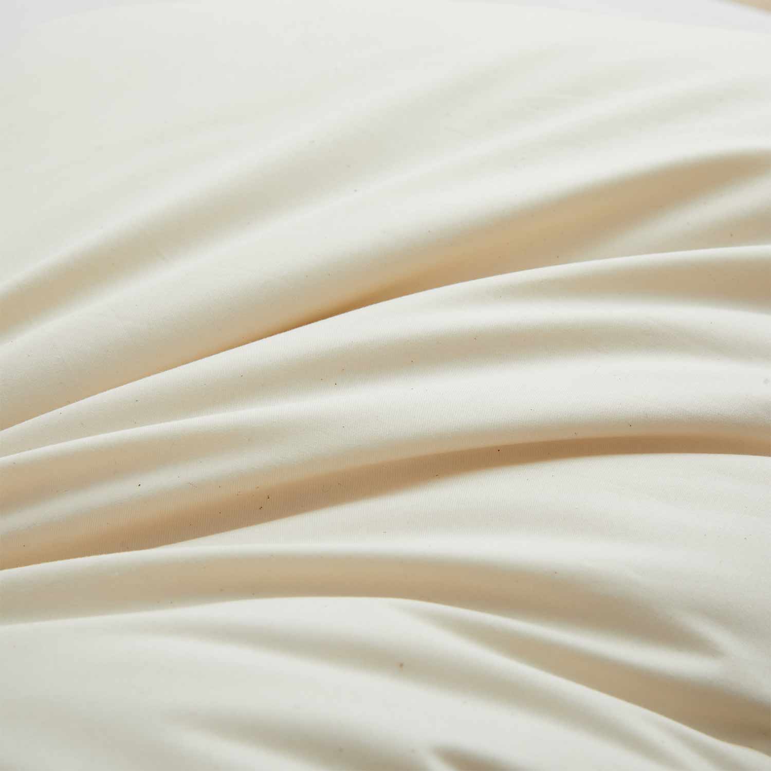 This medium-firm pillow offers classic flat support, catering to individuals who favor a more understated pillow height. It is particularly well-suited for back and stomach sleepers, offering a gentle and snug sleep experience.