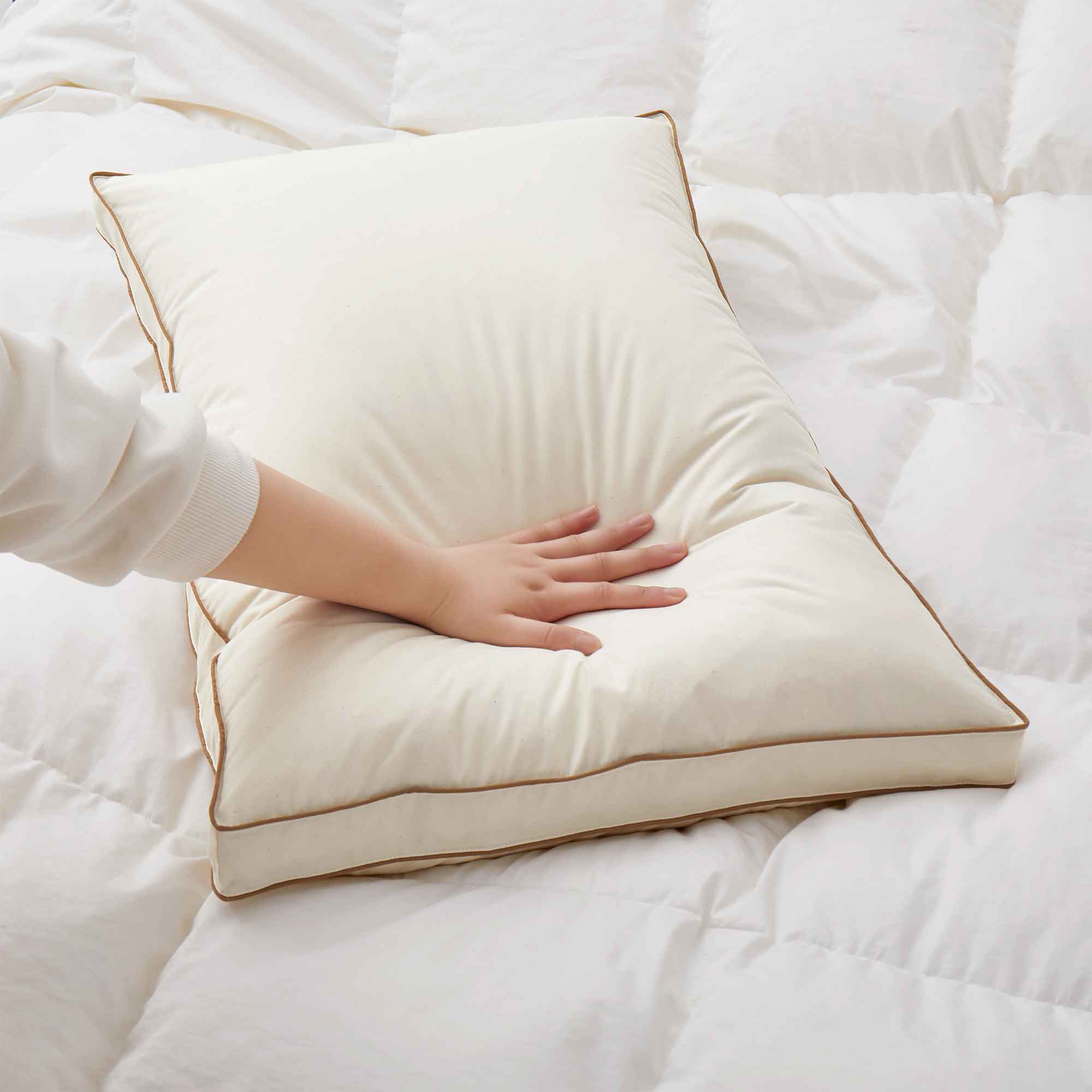 Engineered to deliver superior sleep comfort and an elevated loft, this comfortable pillow is thoughtfully designed to ensure optimal spinal alignment and offers plenty of neck support. It is an ideal pillow choice for side sleepers, effectively reducing pressure points to enhance comfort during sleep.