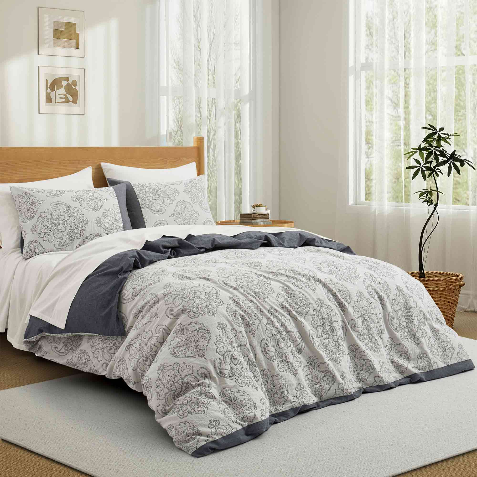 Enchanting strokes of a damask pattern in dark grey shade envelop the beautiful duvet cover set. Bring home the allure of modernism with this duvet set in Dark Grey.