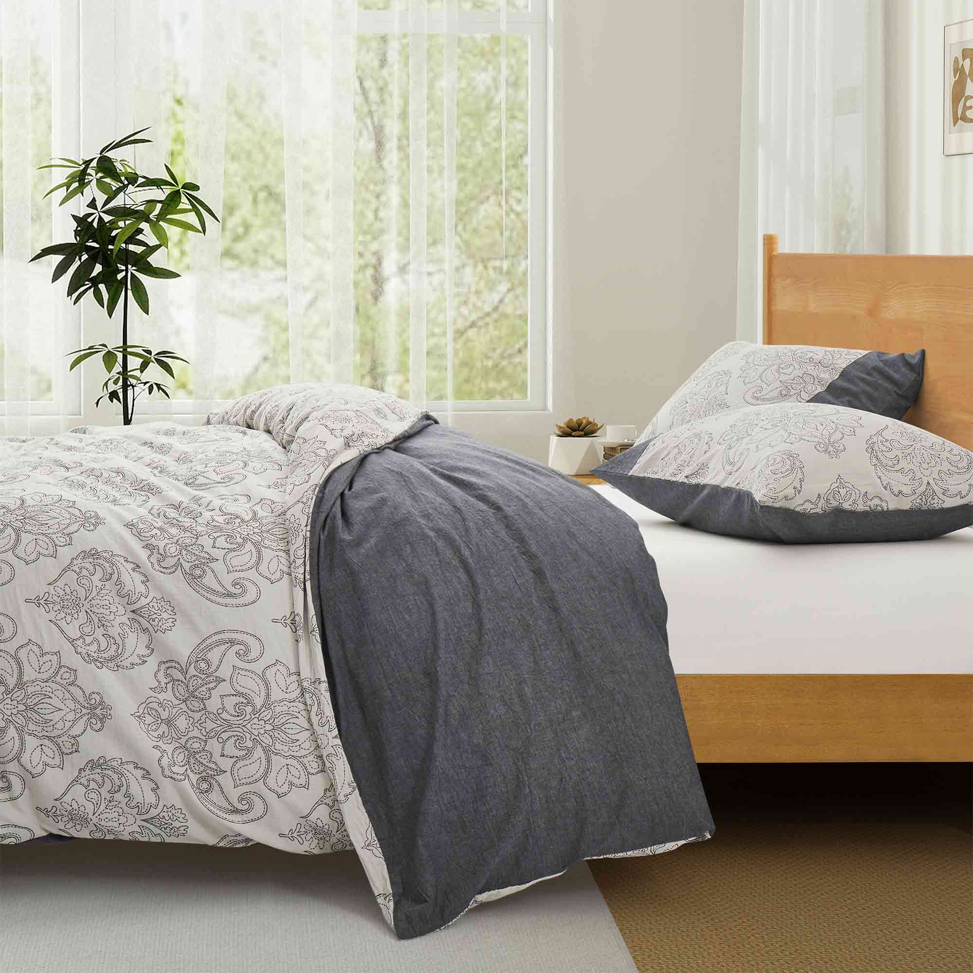 Enchanting strokes of a damask pattern in dark grey shade envelop the beautiful duvet cover set. Bring home the allure of modernism with this duvet set in Dark Grey.