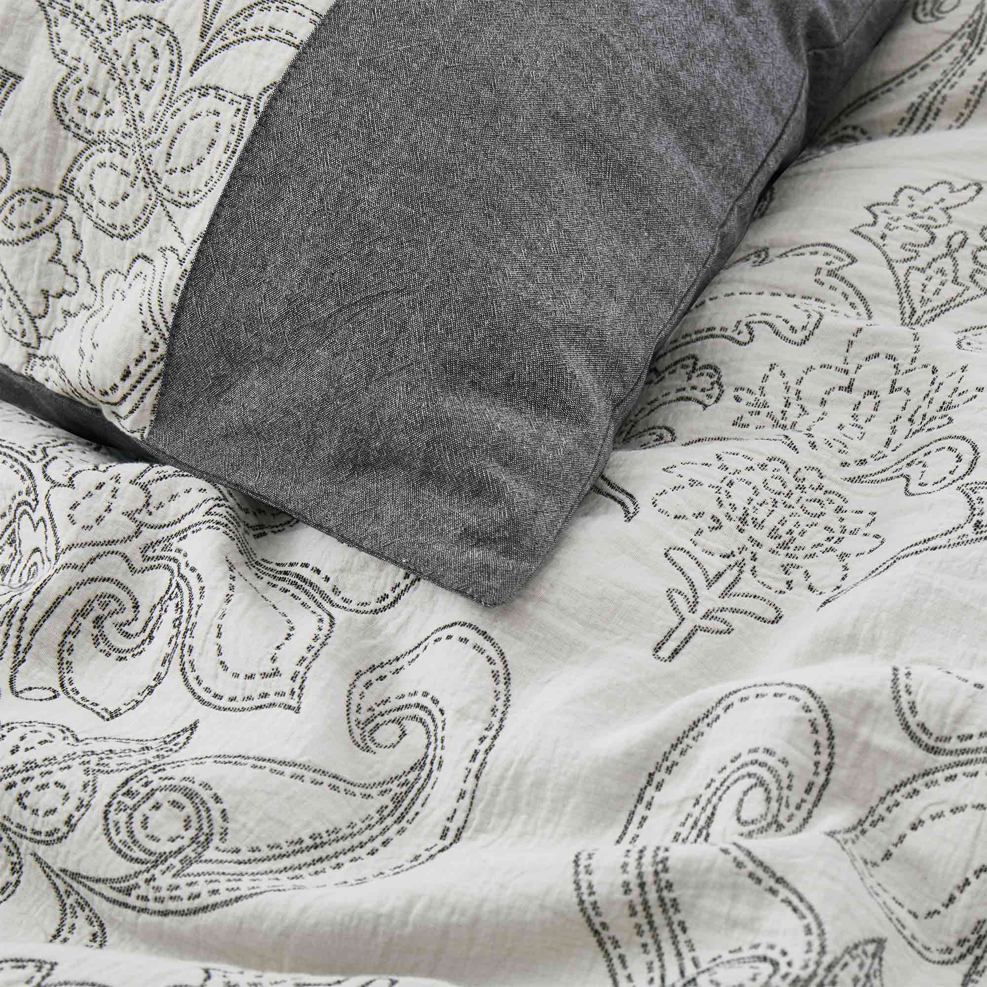 Enchanting strokes of a damask pattern in dark grey shade envelop the beautiful duvet cover set. Bring home the allure of modernism with this duvet set in Dark Grey.