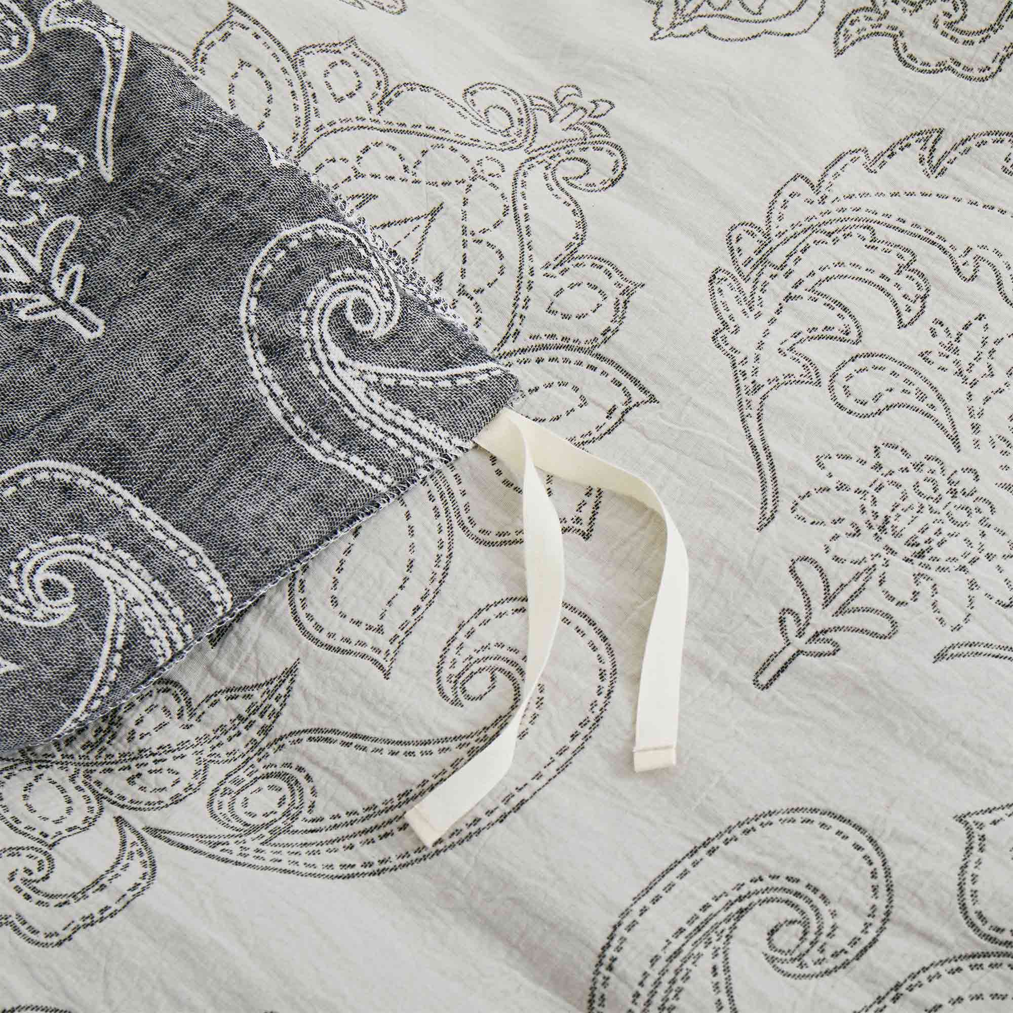 Enchanting strokes of a damask pattern in dark grey shade envelop the beautiful duvet cover set. Bring home the allure of modernism with this duvet set in Dark Grey.