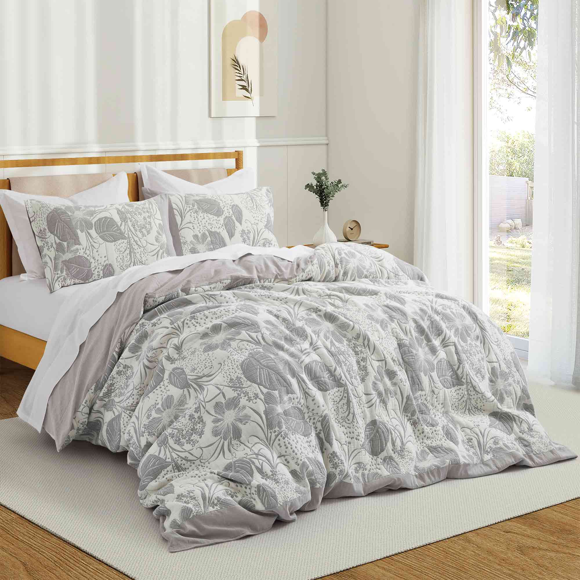 A mesmerizing floral pattern in tones of light grey covers the duvet cover set. Enrich your level of health with this organic gauze cotton duvet set in Light Grey.