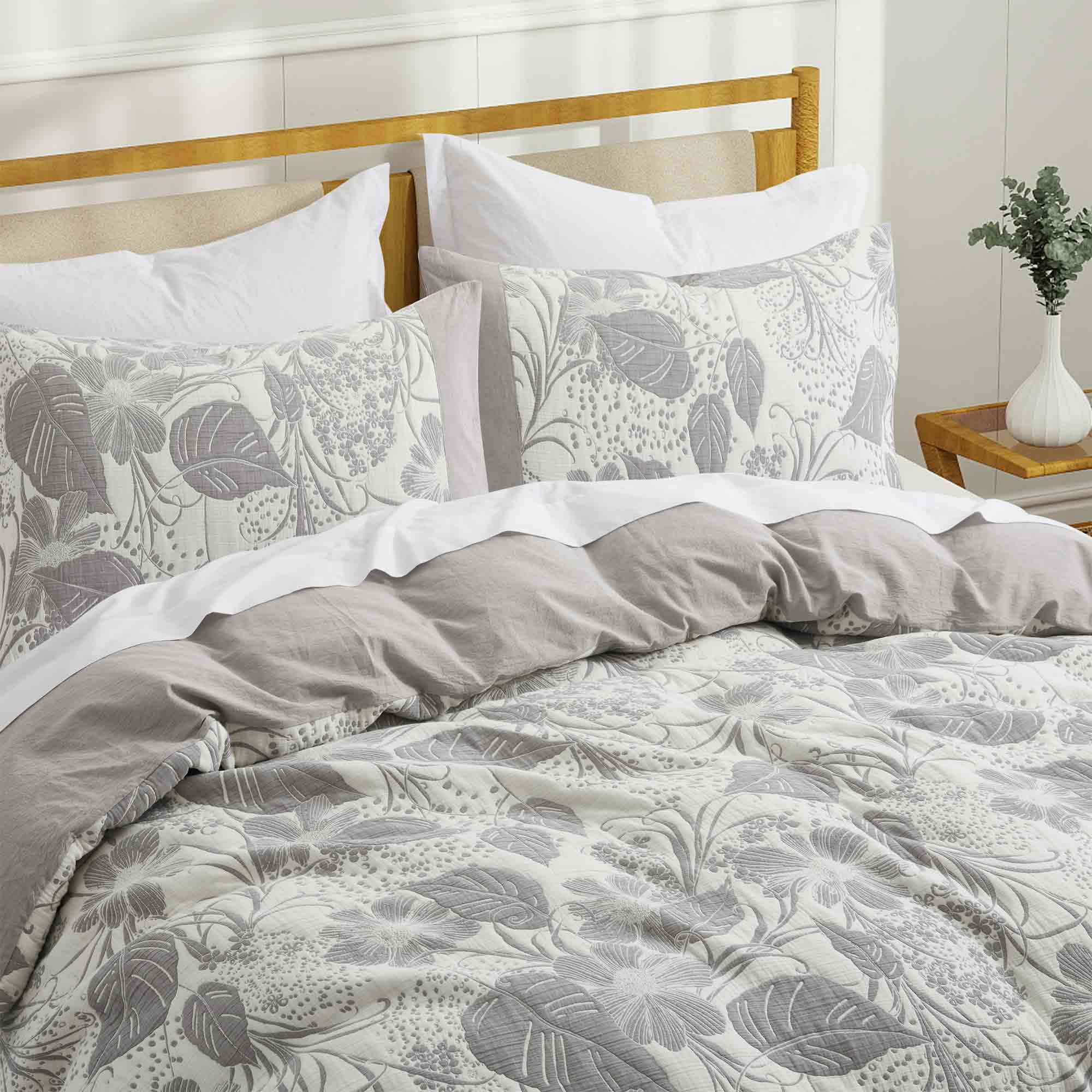 A mesmerizing floral pattern in tones of light grey covers the duvet cover set. Enrich your level of health with this organic gauze cotton duvet set in Light Grey.