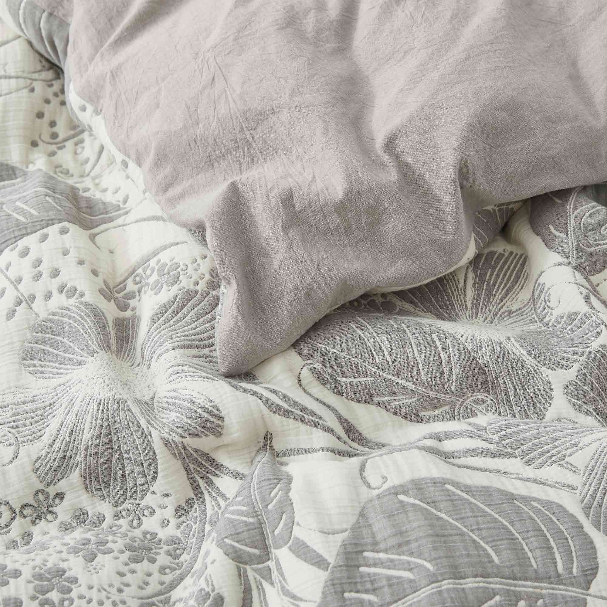 A mesmerizing floral pattern in tones of light grey covers the duvet cover set. Enrich your level of health with this organic gauze cotton duvet set in Light Grey.