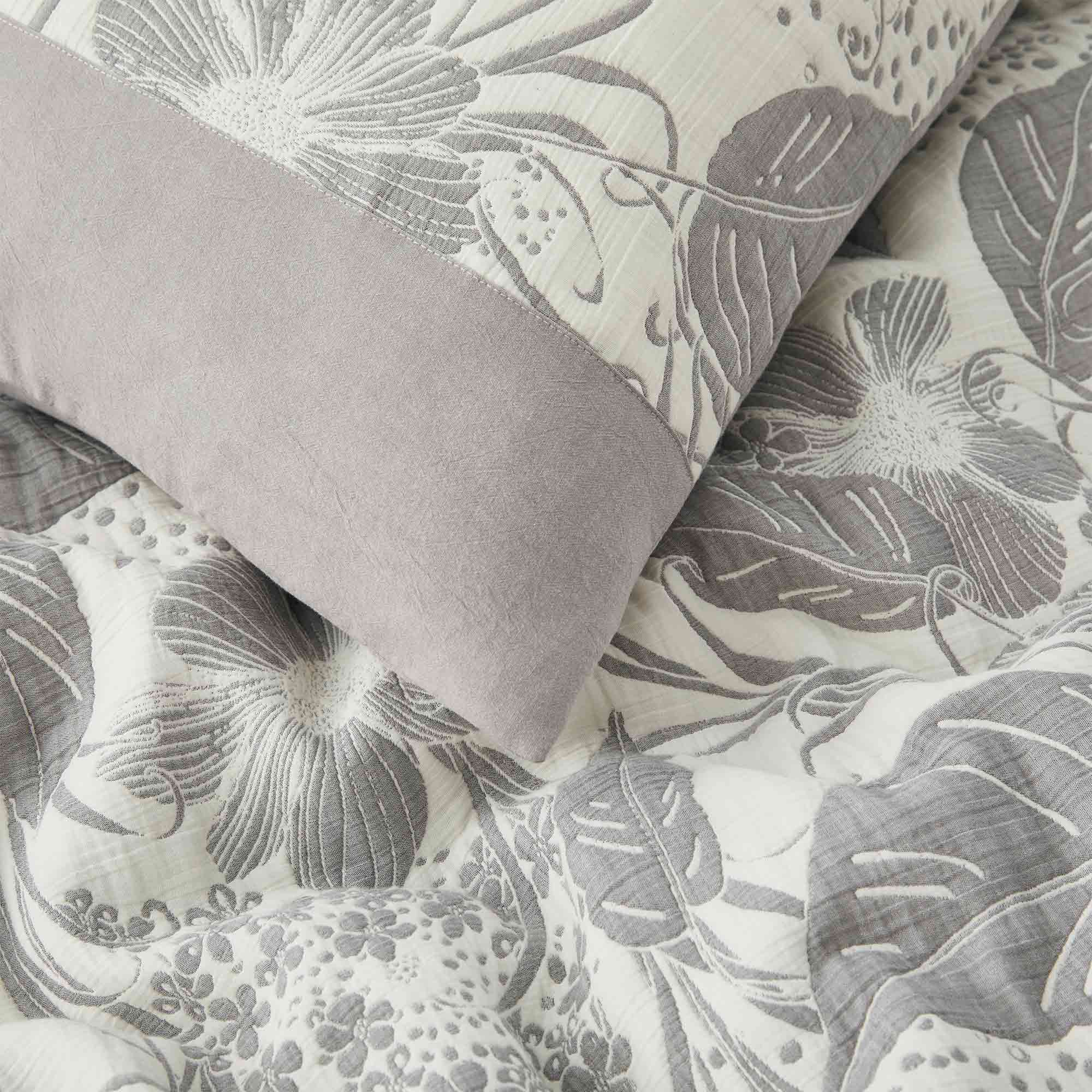 A mesmerizing floral pattern in tones of light grey covers the duvet cover set. Enrich your level of health with this organic gauze cotton duvet set in Light Grey.