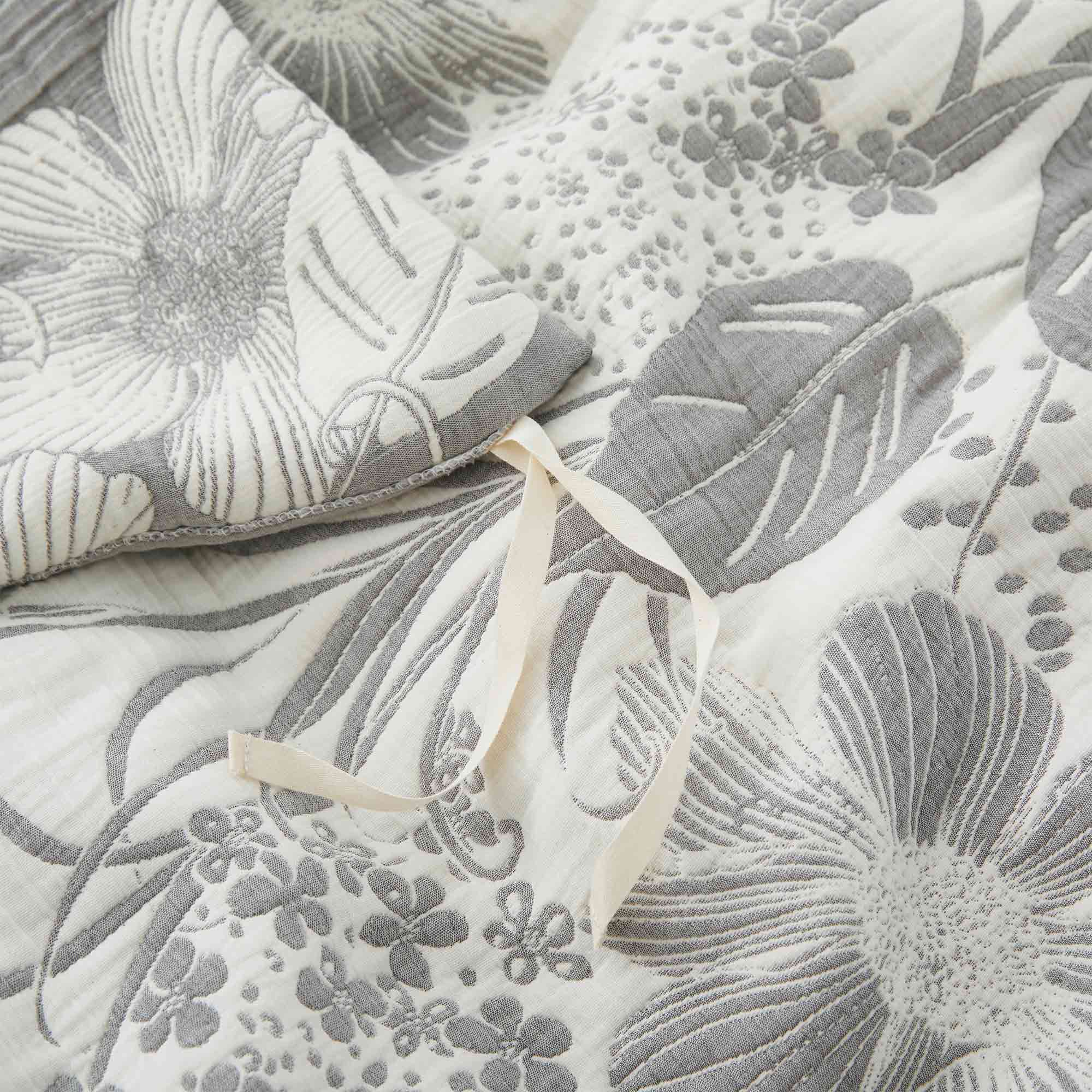 A mesmerizing floral pattern in tones of light grey covers the duvet cover set. Enrich your level of health with this organic gauze cotton duvet set in Light Grey.