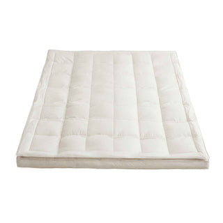The plush surface of this natural mattress topper is colored in pearly hues of off-white. Adding this feather bed mattress topper to your bedroom is an excellent choice for an additional comfort layer and unparalleled loft.