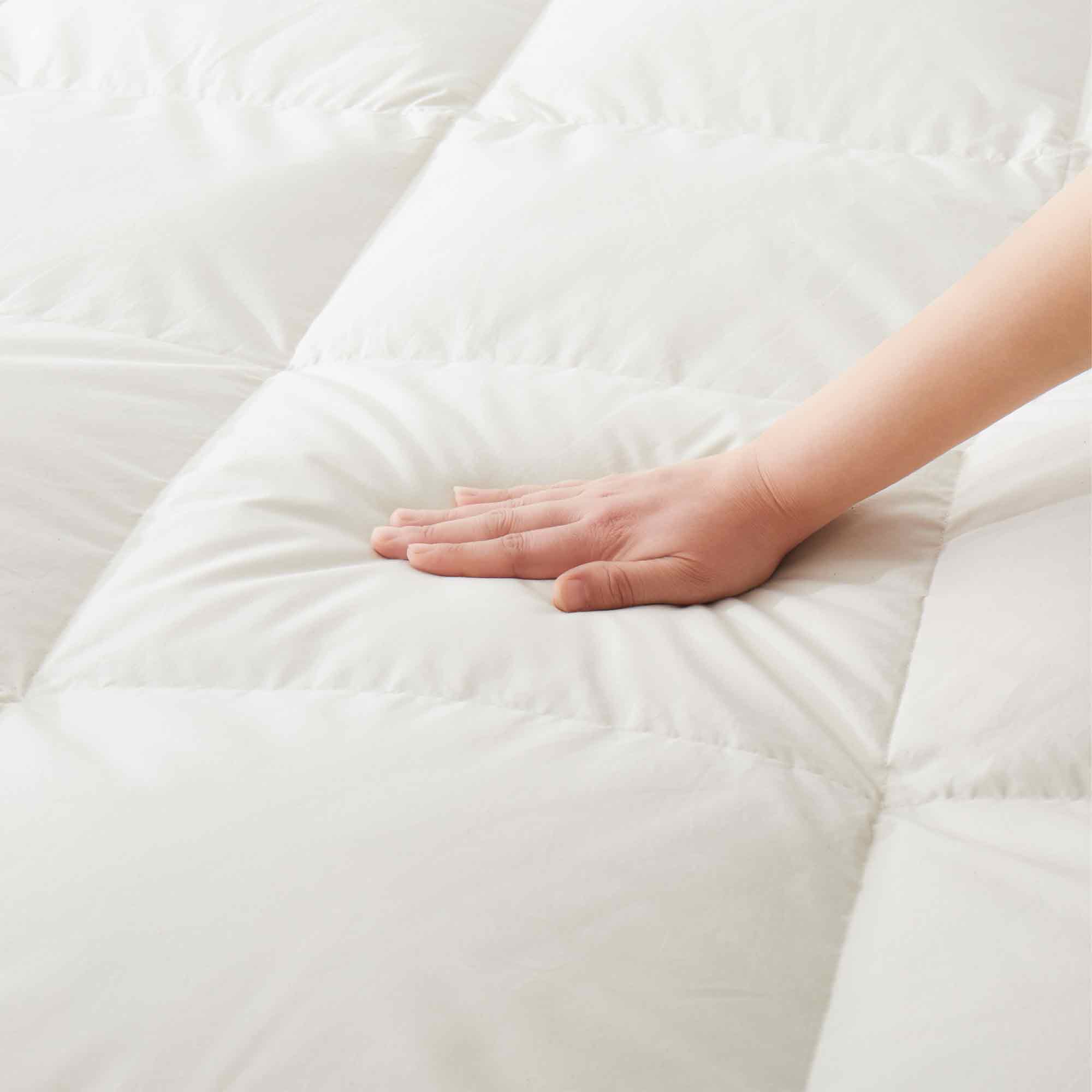The organic cotton mattress encasement is covered in the serene tones of off-white. Turn your bedroom into a comfortable sleep environment with this washing machine friendly wash cover in off white.