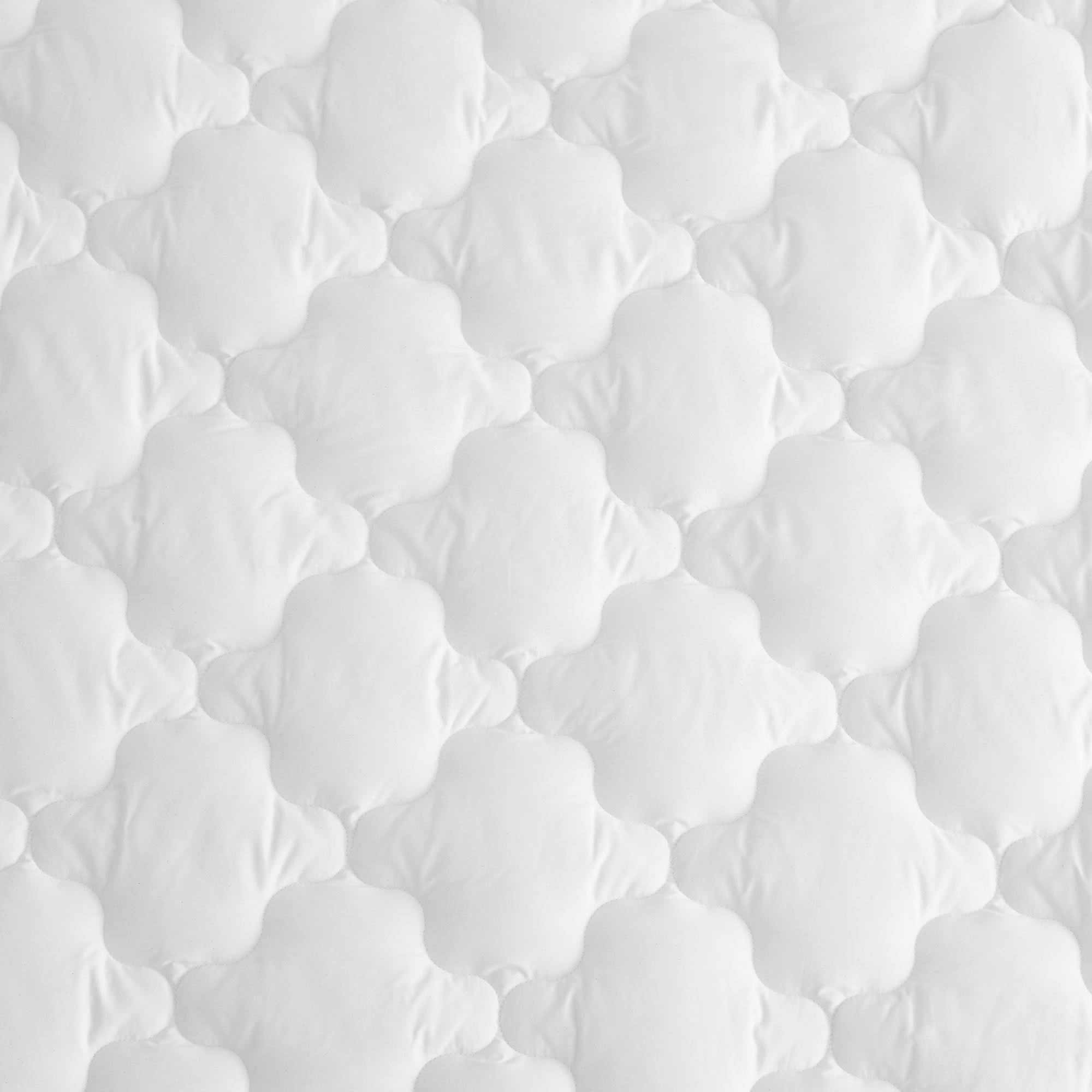 Close-up of the cloud-like, quilted texture on the Organic Cotton Waterproof Mattress Pad, highlighting its soft and plush feel.