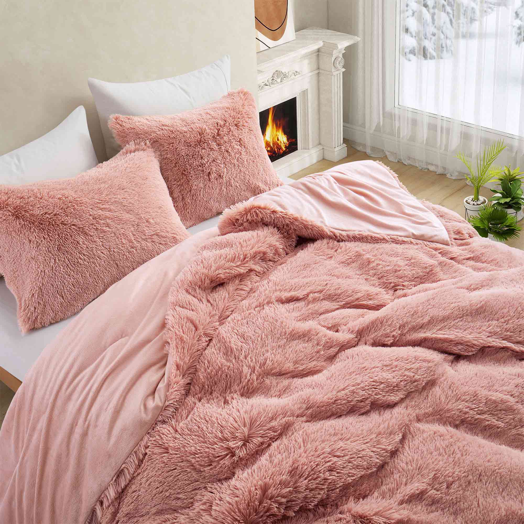 Bring a touch of romance to cold nights with the 3-Piece Plush Reversible Faux Fur Comforter Set in Pale Blush. The gentle pink shade enhances your décor, while plush faux fur and smooth microfiber keep you warm and comfortable