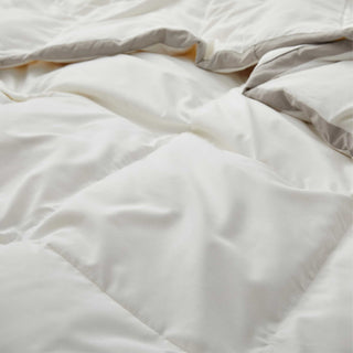 The all-natural blend comforter is brushed in the serene hues of white. Bring the all-season mirth to your bedroom with this feather goose down fiber comforter.