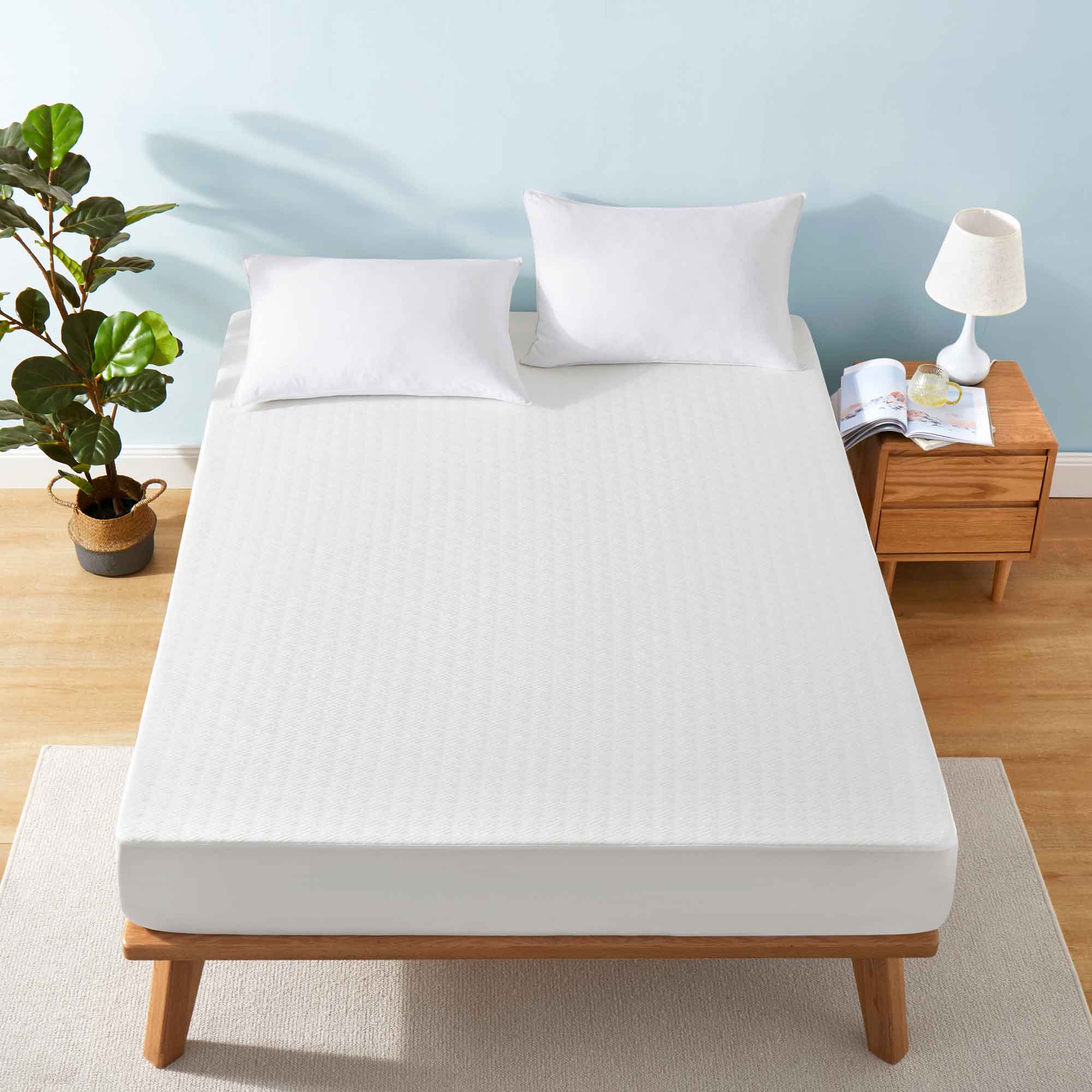 The down alternative mattress pad is enveloped in soothing hues of white. Sprinkle some freshness and plush comfort to your bedding ensemble with this white mattress pad.